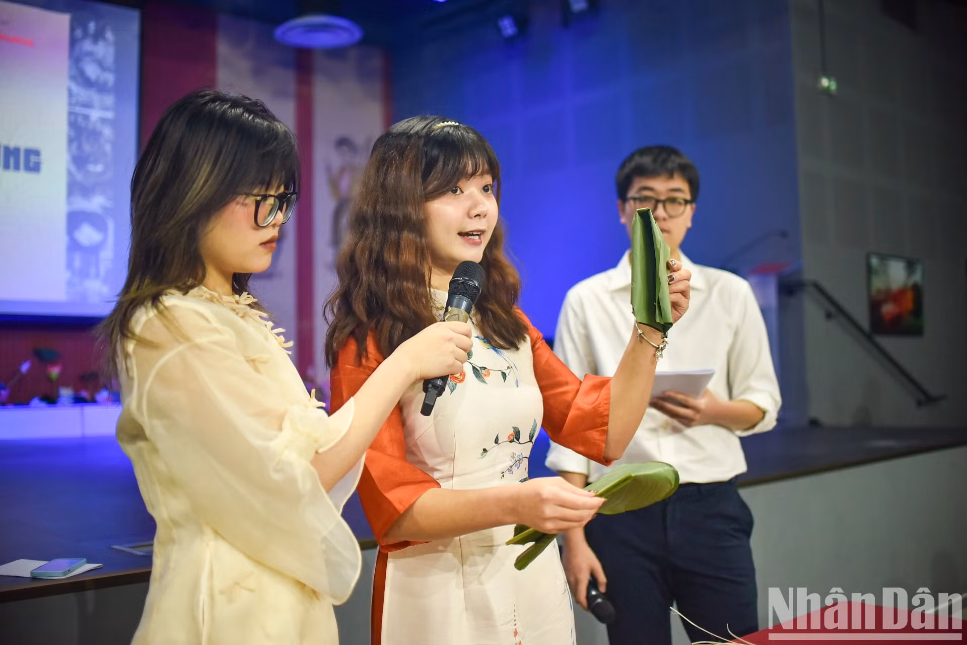 越南留学生教大家包粽子。
