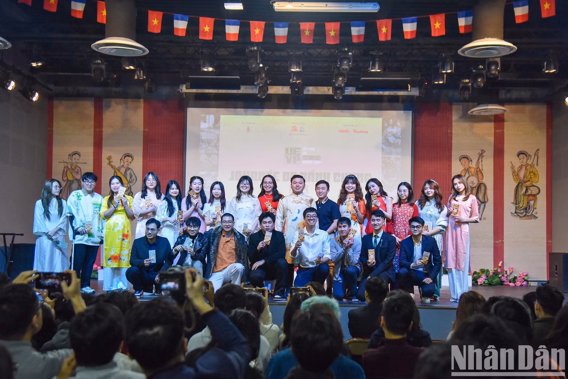 参加活动的留学生。
