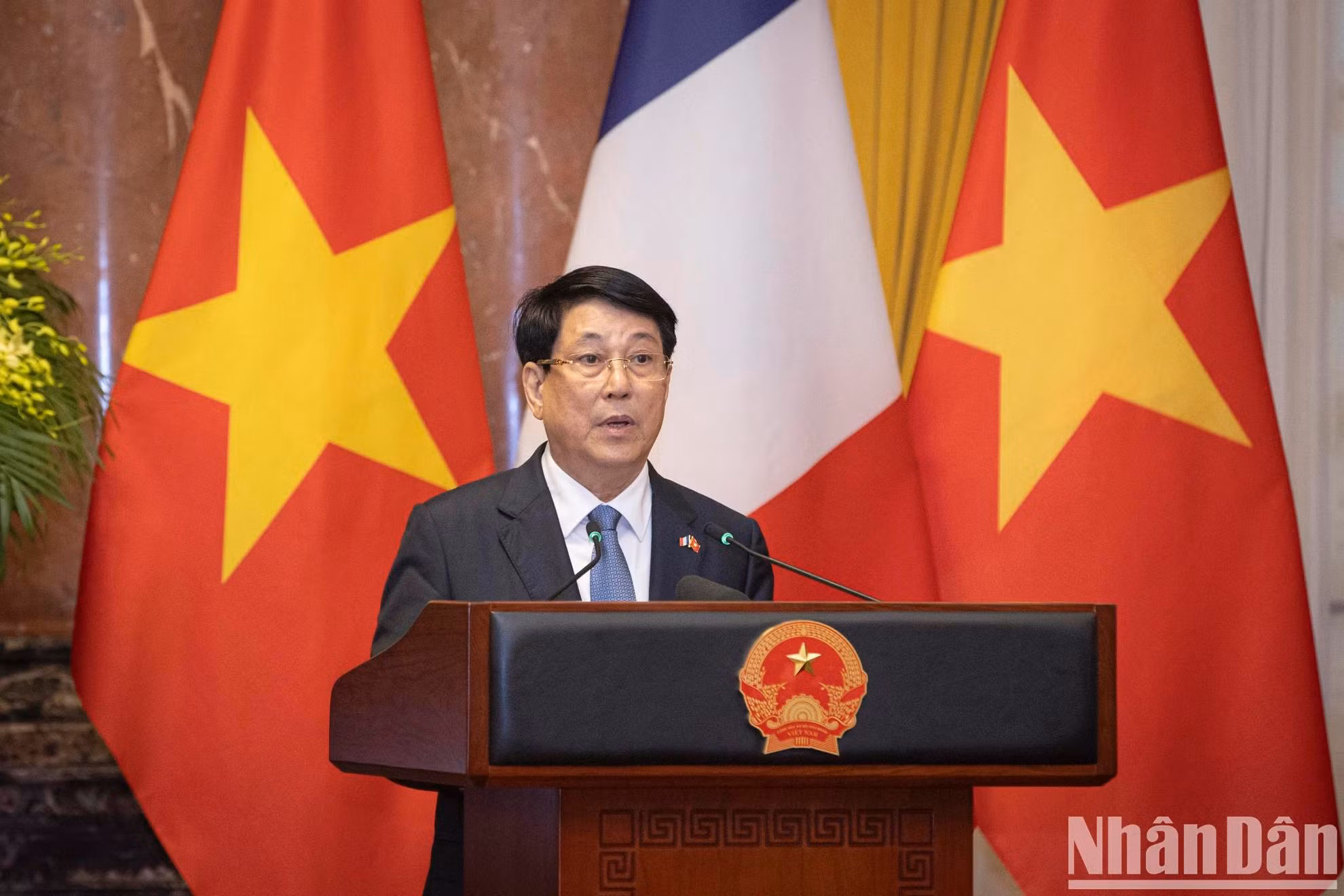 越南国家主席梁强在记者会上发表讲话。
