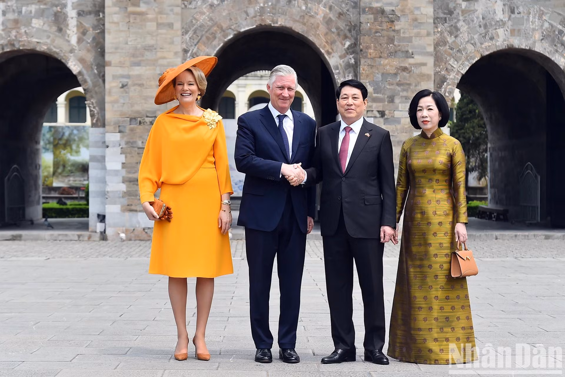 越南国家主席梁强与夫人在端门迎接比利时国王菲利普和王后。