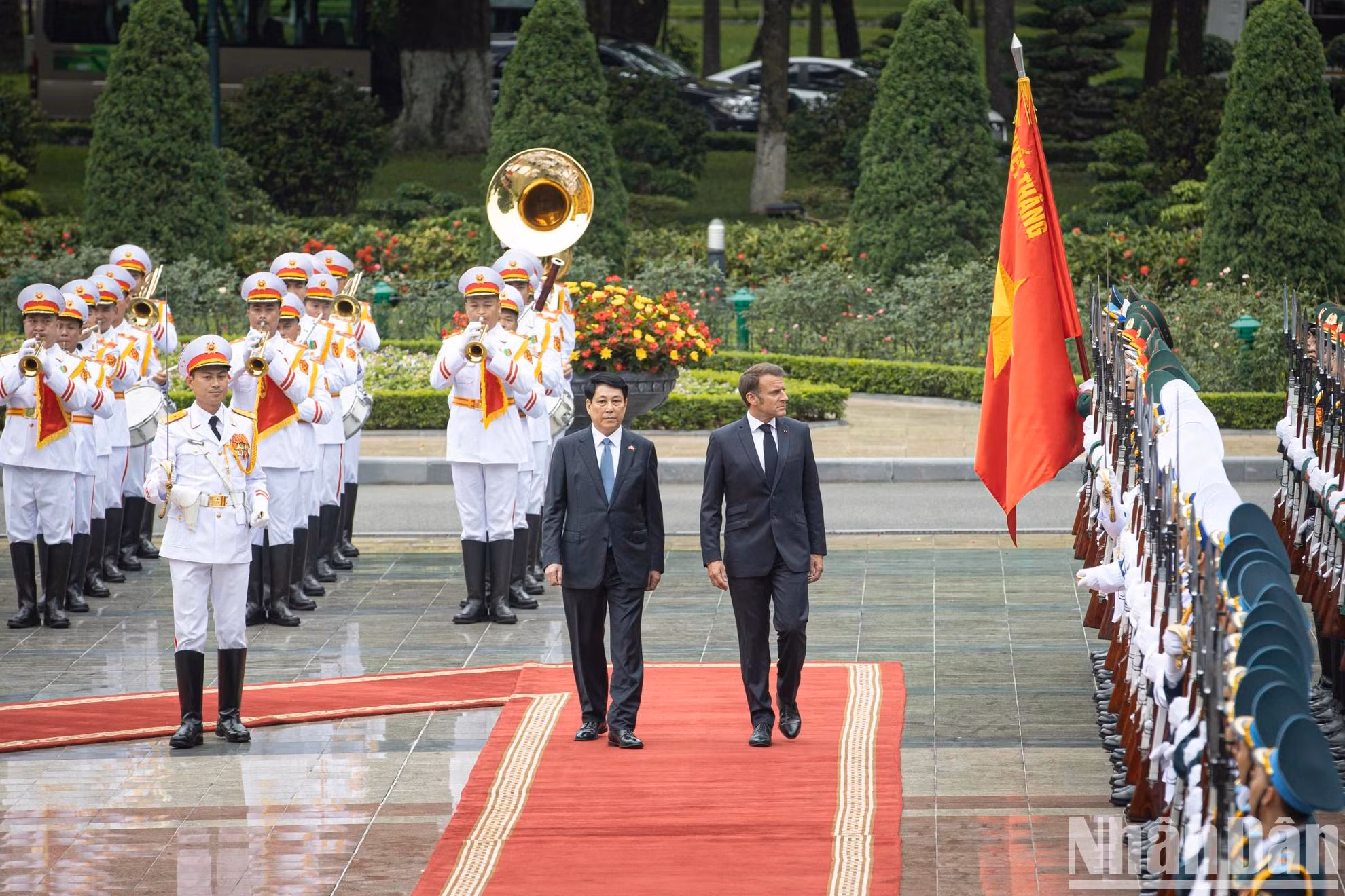 国家主席梁强与法国总统埃马纽埃尔·马克龙检阅越南人民军仪仗队。