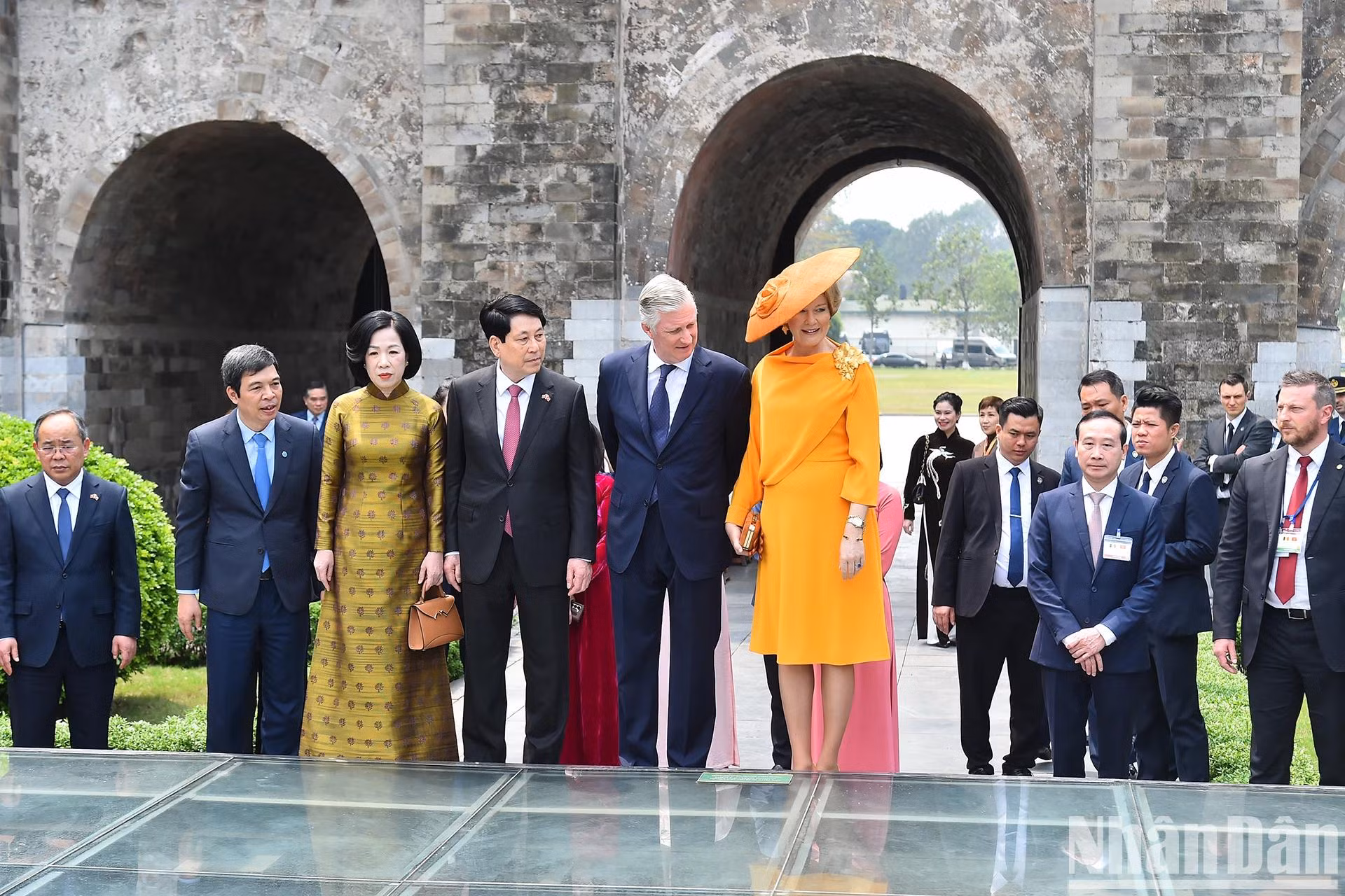 越南国家主席梁强与夫人以及比利时国王菲利普和王后参观端门后的考古坑。