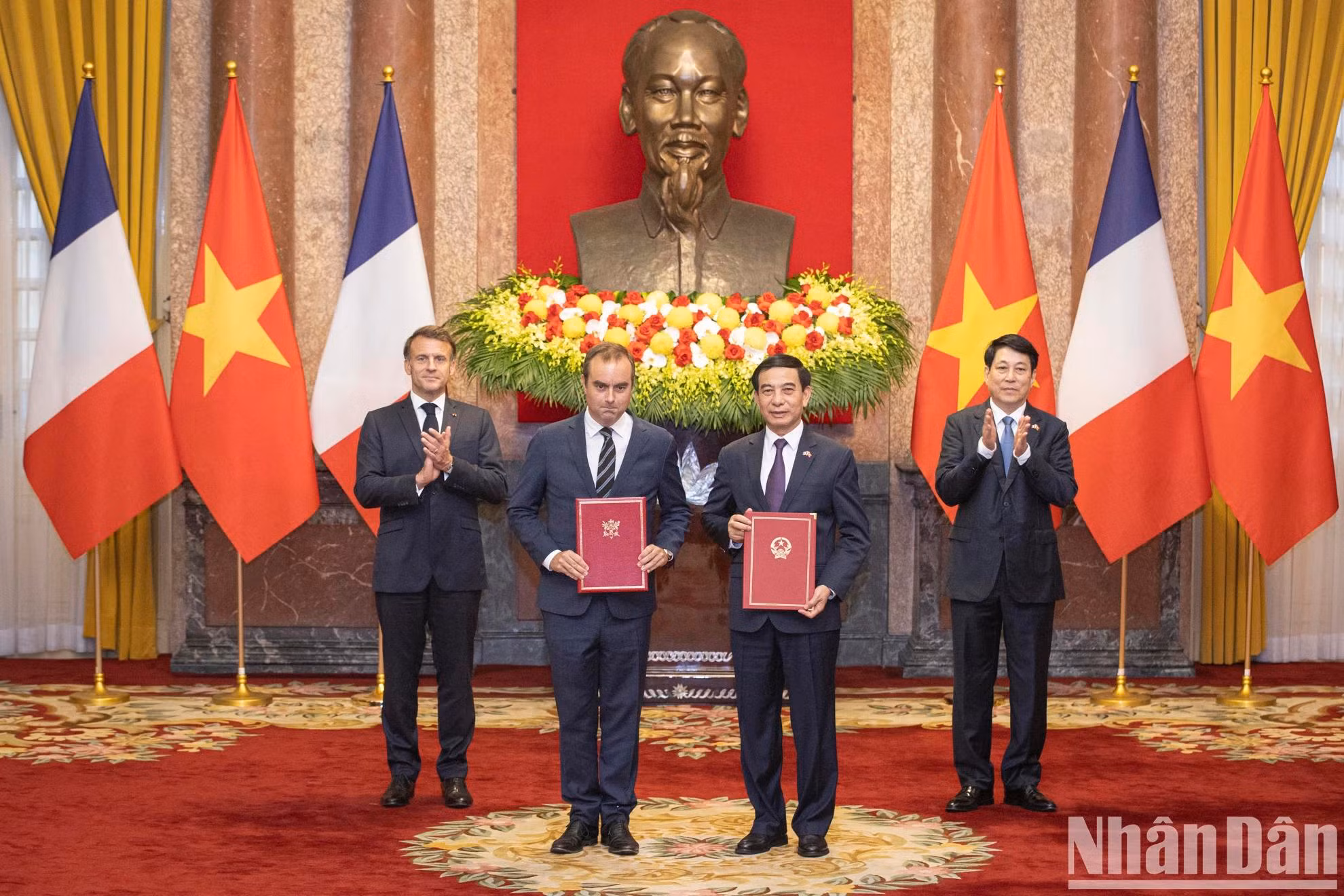 越南国防部长潘文江大将与法国国防部长塞巴斯蒂安·勒科尔努交换越南国防部与法国国防部关于加强国防装备领域的合作意向书。