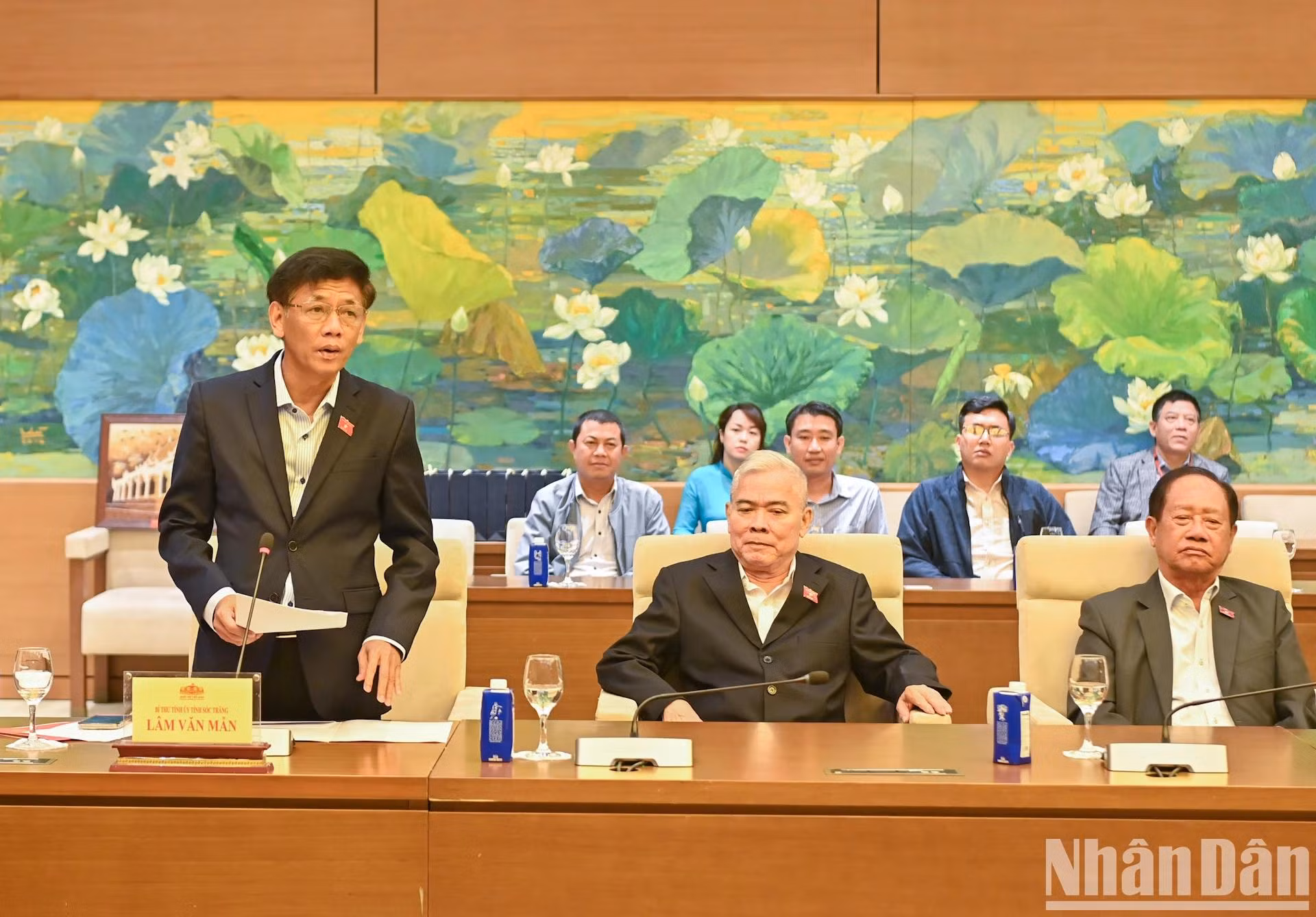 朔庄省省委书记、朔庄省第十五届国会代表团团长林文敏在会上发言。