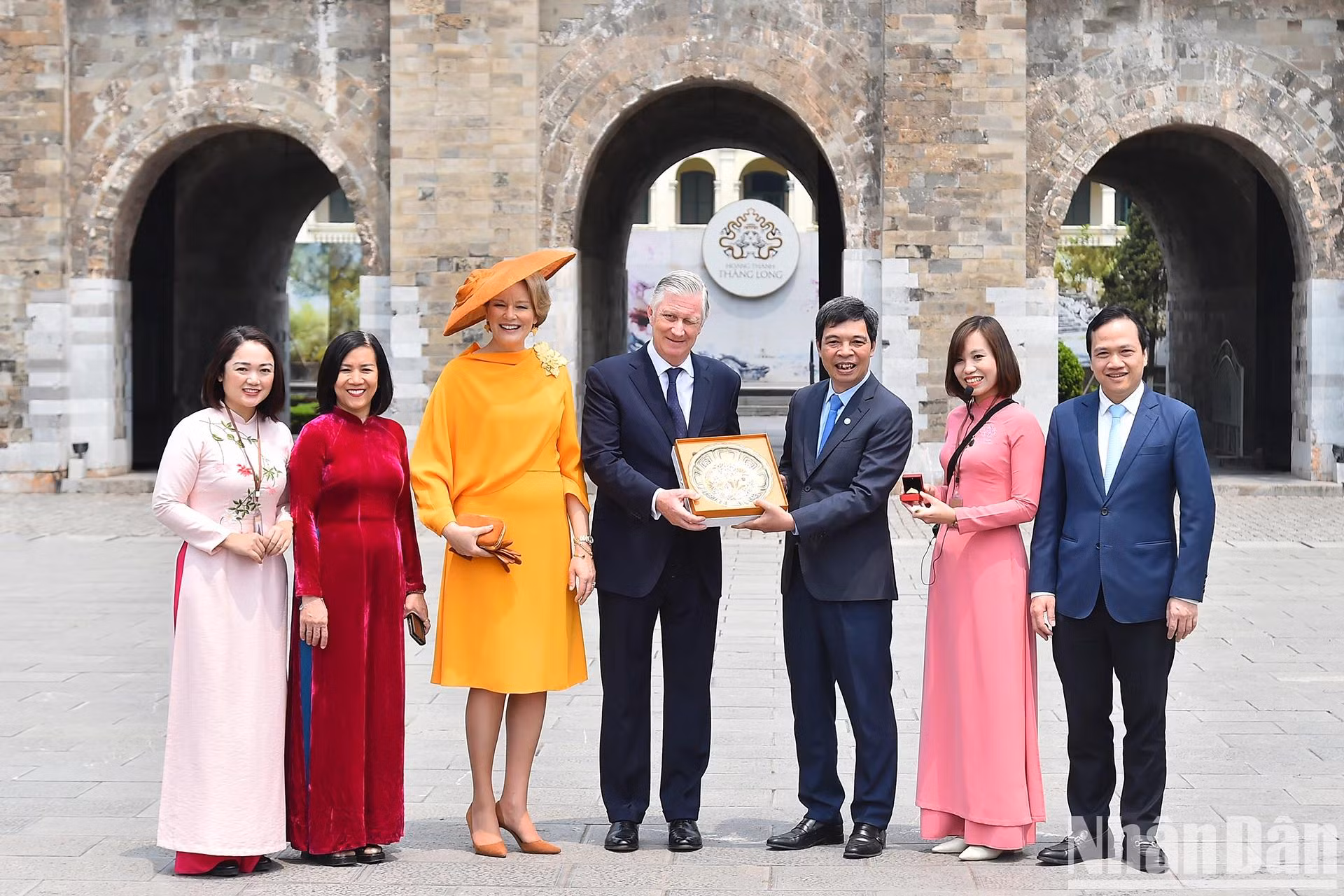 升龙皇城遗产保护中心代表在升龙皇城向比利时国王菲利普和王后赠送礼物。