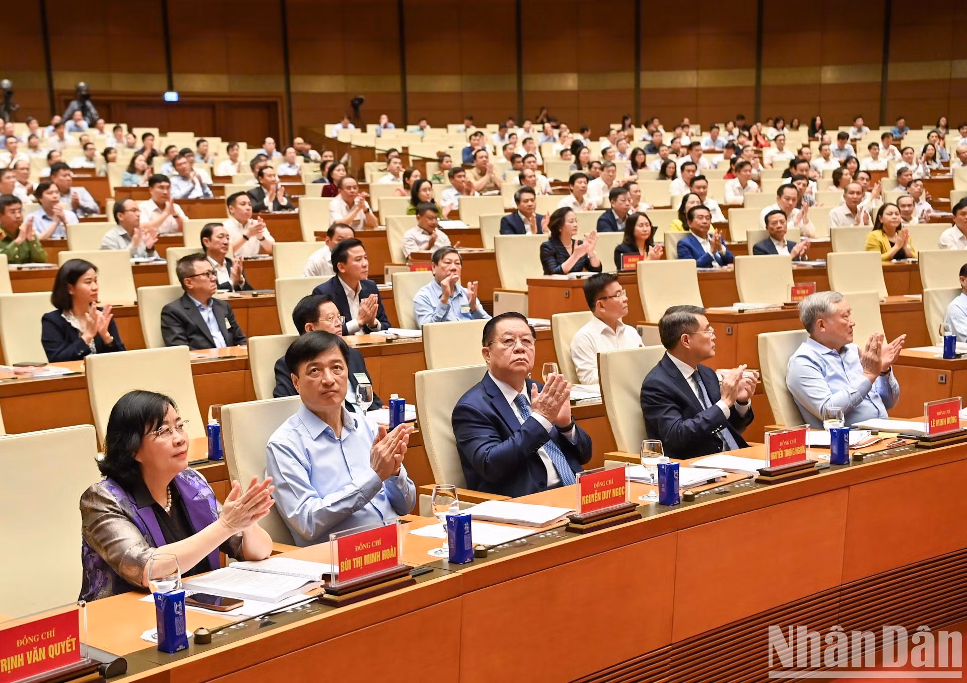 党和国家领导同志和各位代表出席会议。