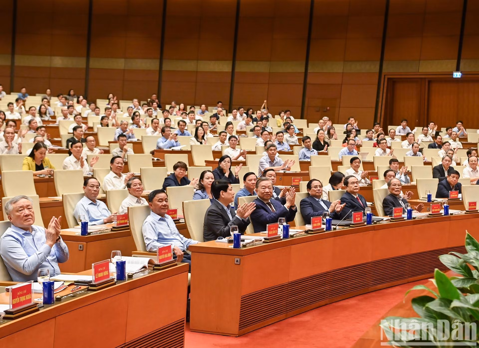 越共中央总书记苏林、国家主席梁强、政府总理范明正、国会主席陈青敏、中央书记处常务书记陈锦绣等出席会议。