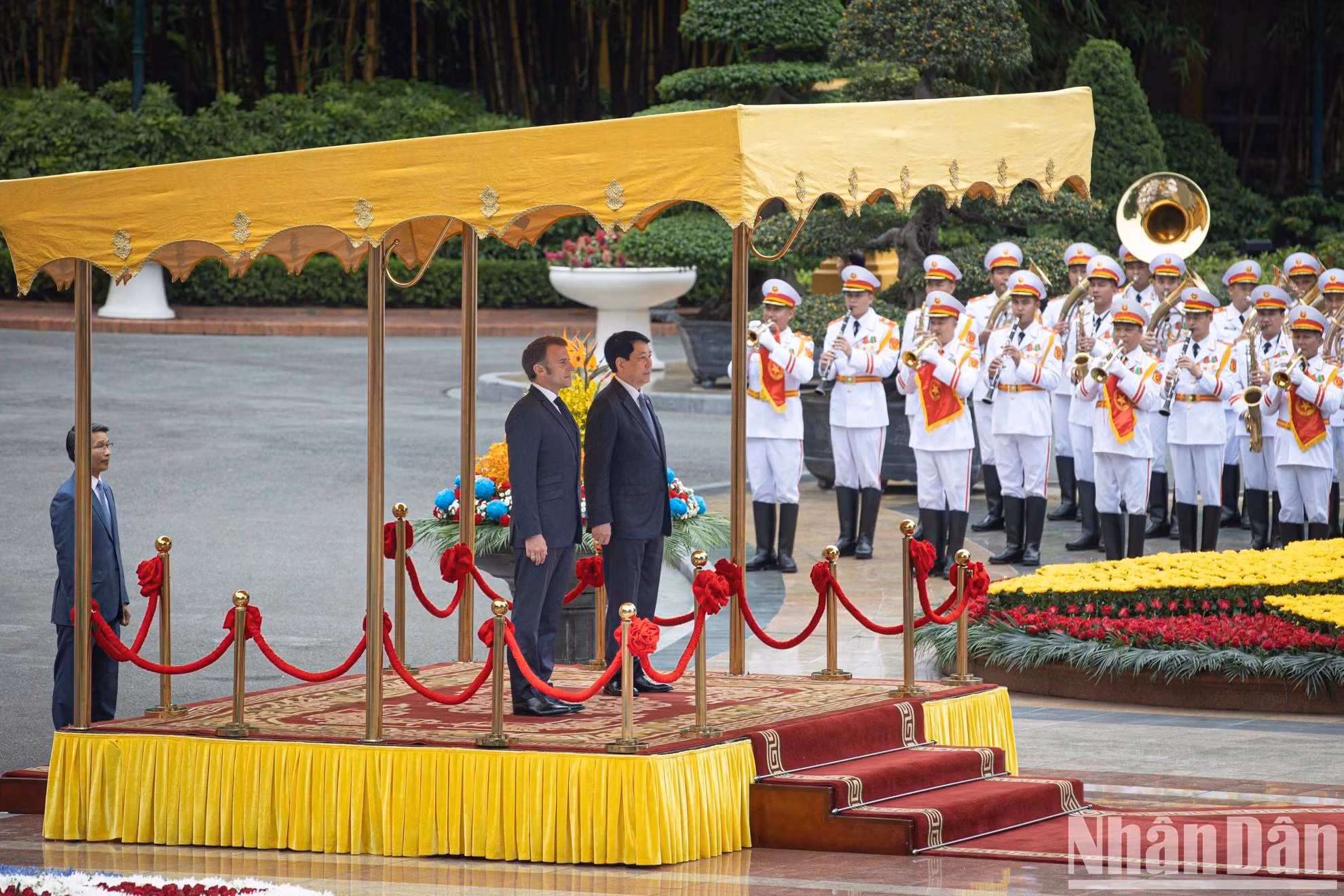 国家主席梁强与法国总统埃马纽埃尔·马克龙登上检阅台，军乐队奏越法两国国歌。