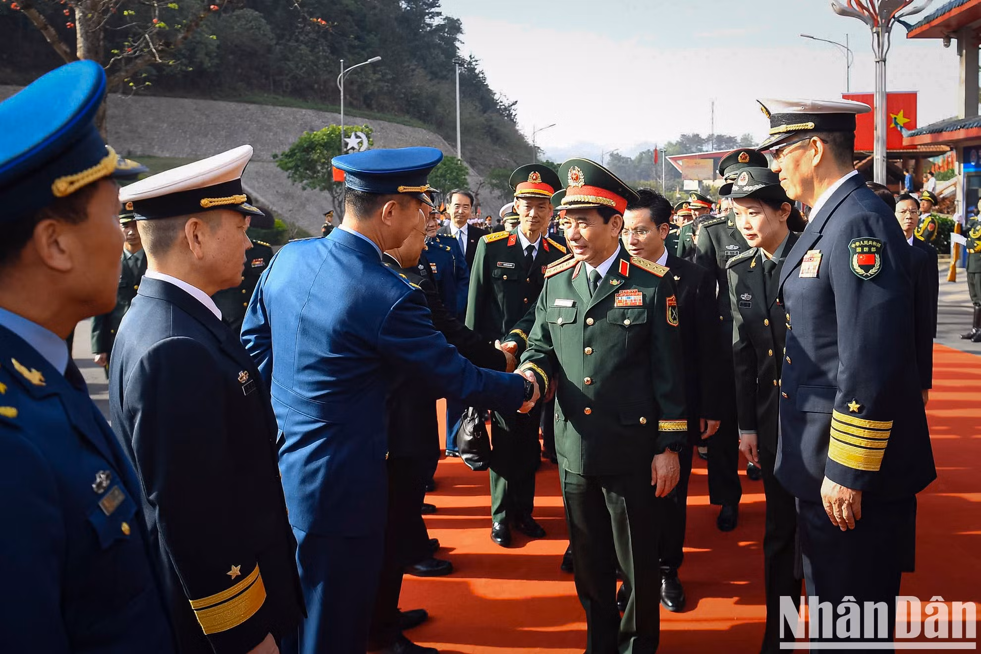 中国国防部长董军上将向潘文江大将介绍中方代表团成员。