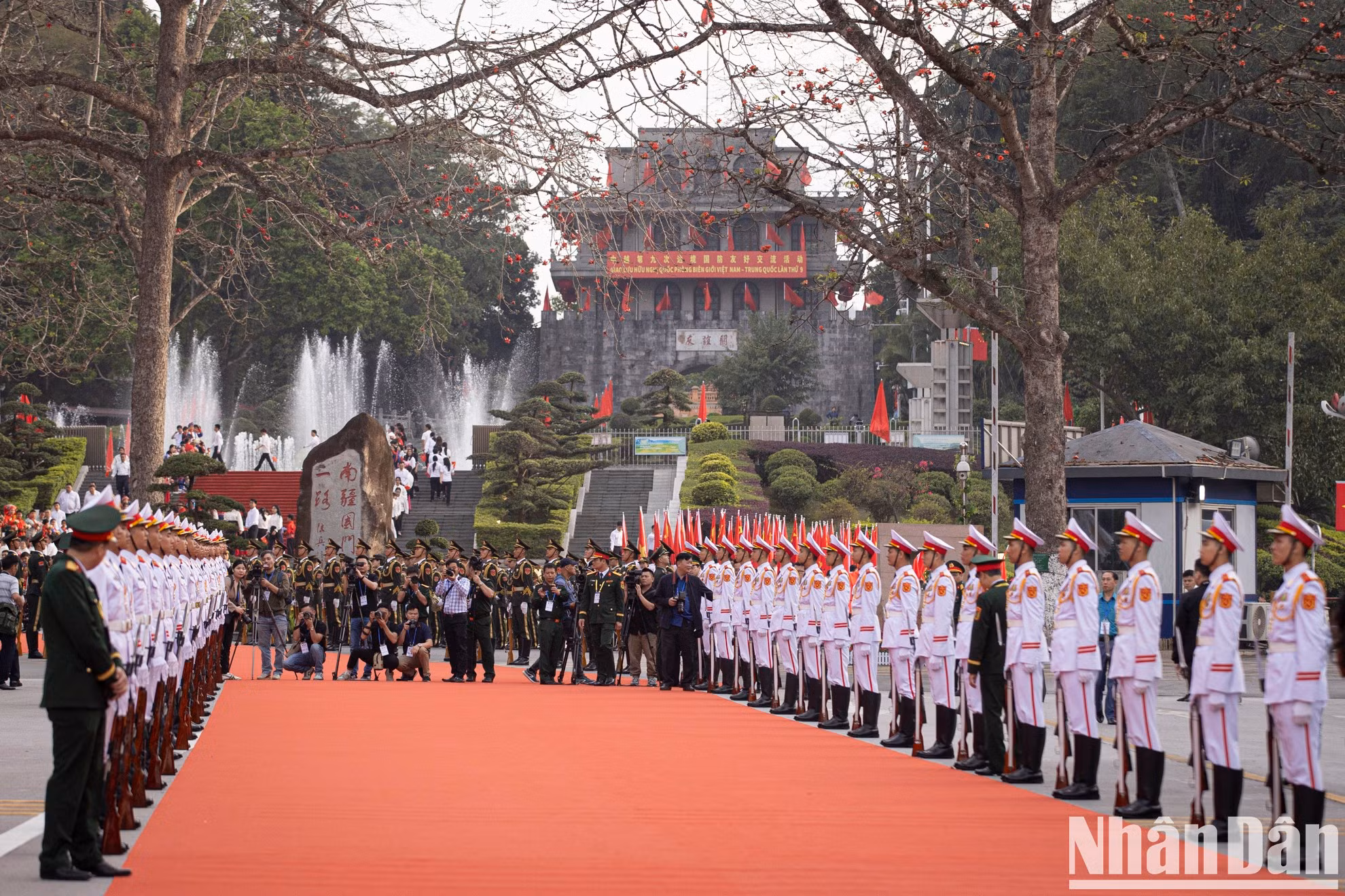 越中边境国防友好交流活动已成功举办九次，内容不断丰富，形式日益多样。活动包括联合巡逻、人道主义义诊、种植友谊树、文化体育交流、参观学校等务实举措，有效增进了政治互信，深化两国国防合作关系，推动建设和平、发展、合作的边境地区。