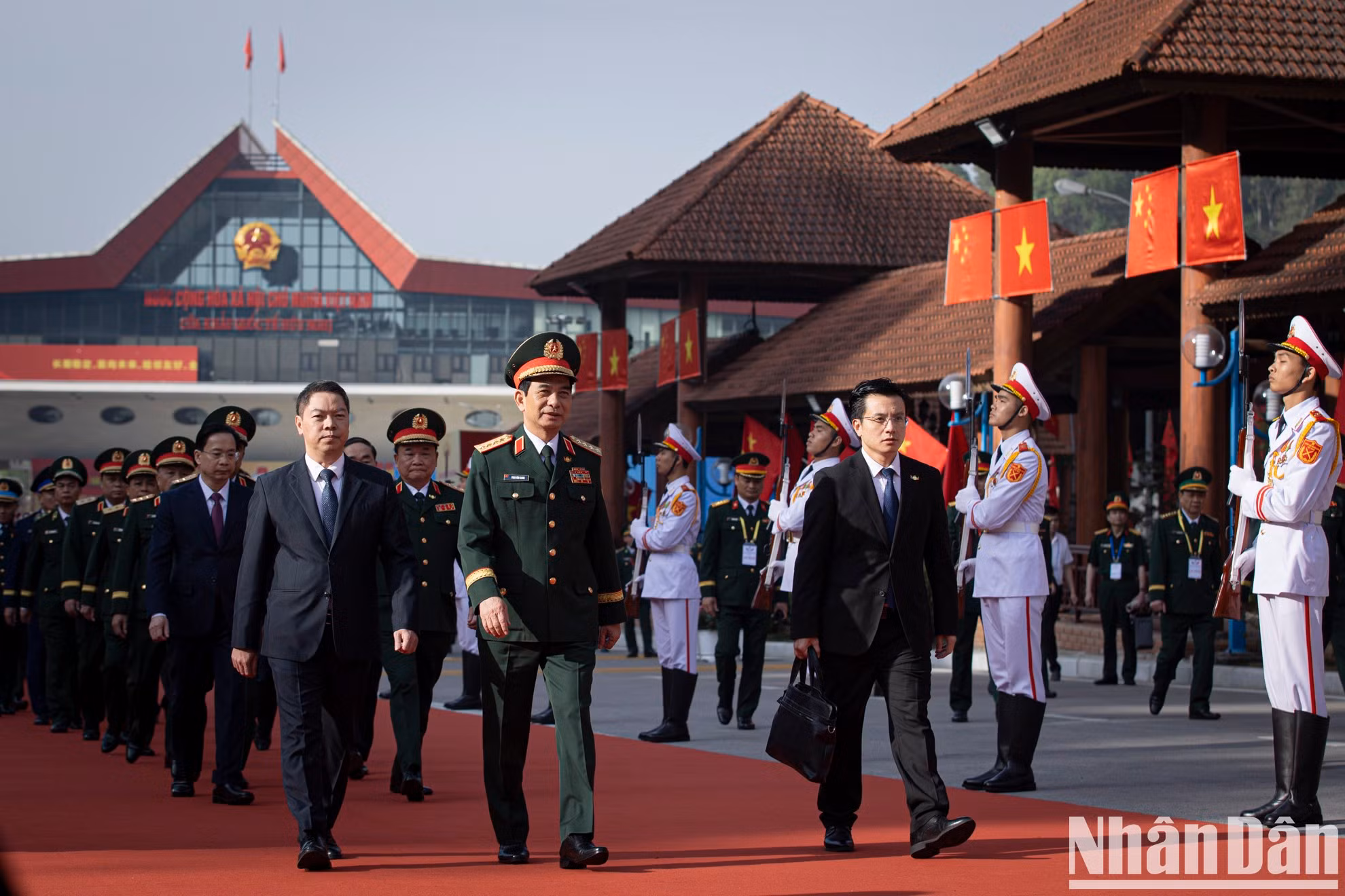 随后，潘文江大将率领越南国防部高级代表团通过友谊国际口岸，前往中国，参加本次边境国防友好交流活动。