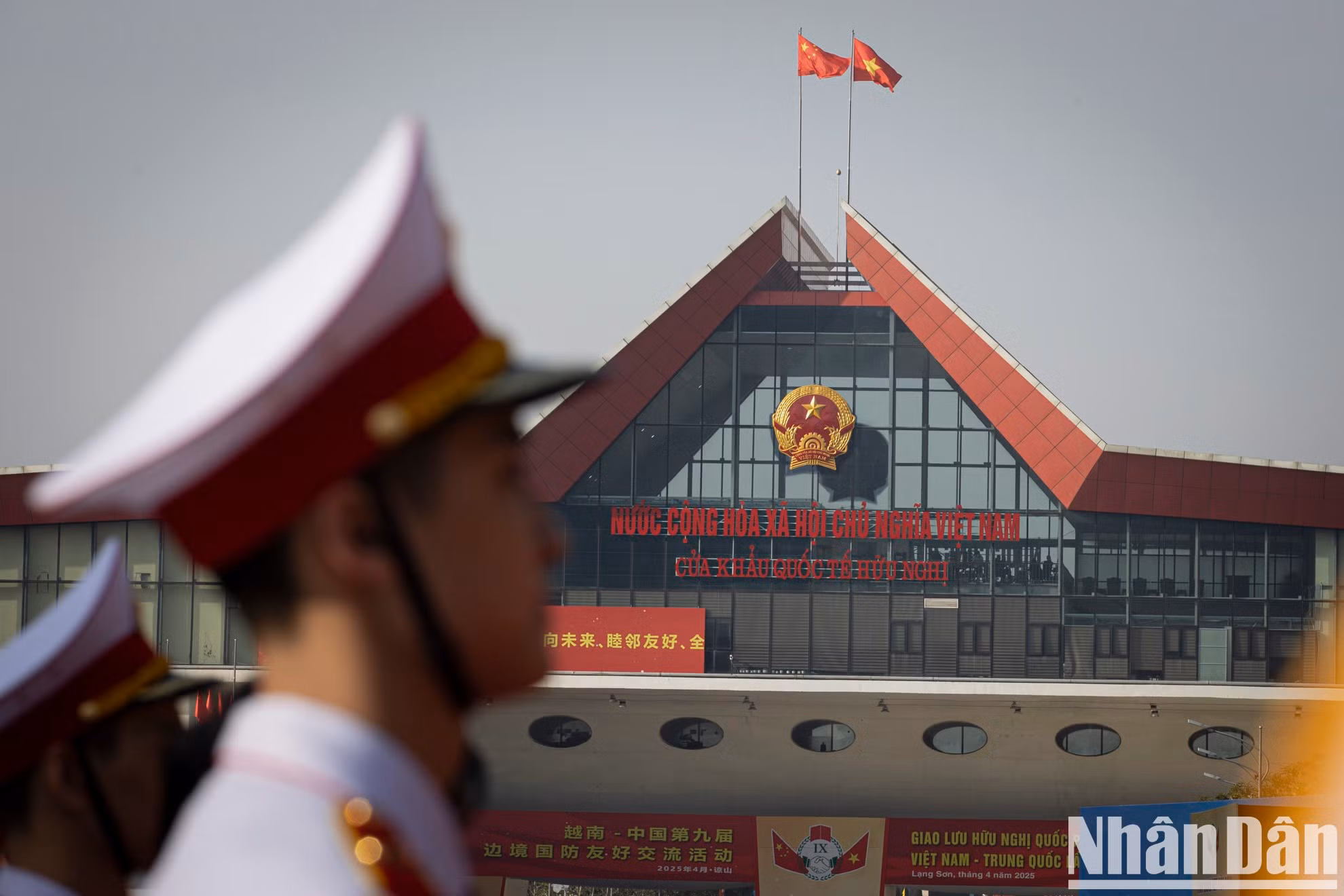 本次交流活动恰逢中共中央总书记、中国国家主席习近平对越南进行国事访问之后并值此两国建交75周年之际举行，彰显两党、两国和两国人民携手推动越中传统友谊持续发展的坚定决心，为进一步深化越中全面战略合作伙伴关系作出积极贡献。
