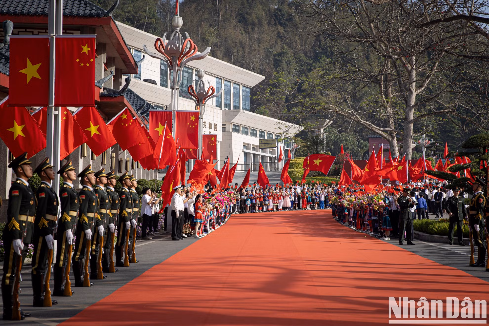 中国民众热烈欢迎越南国防部高级代表团来访。