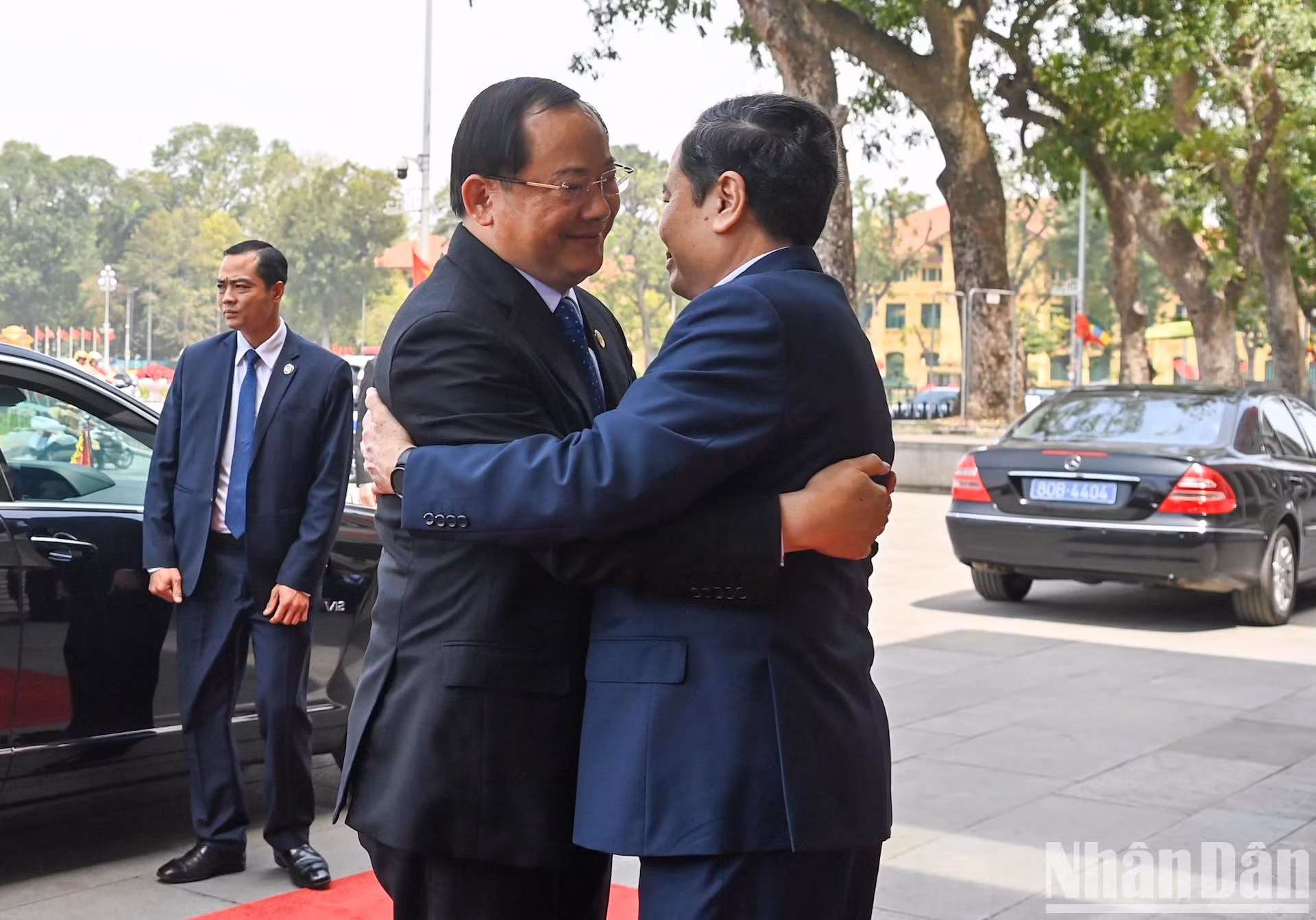 越南国会主席陈青敏迎接老挝政府总理宋赛·西潘敦。