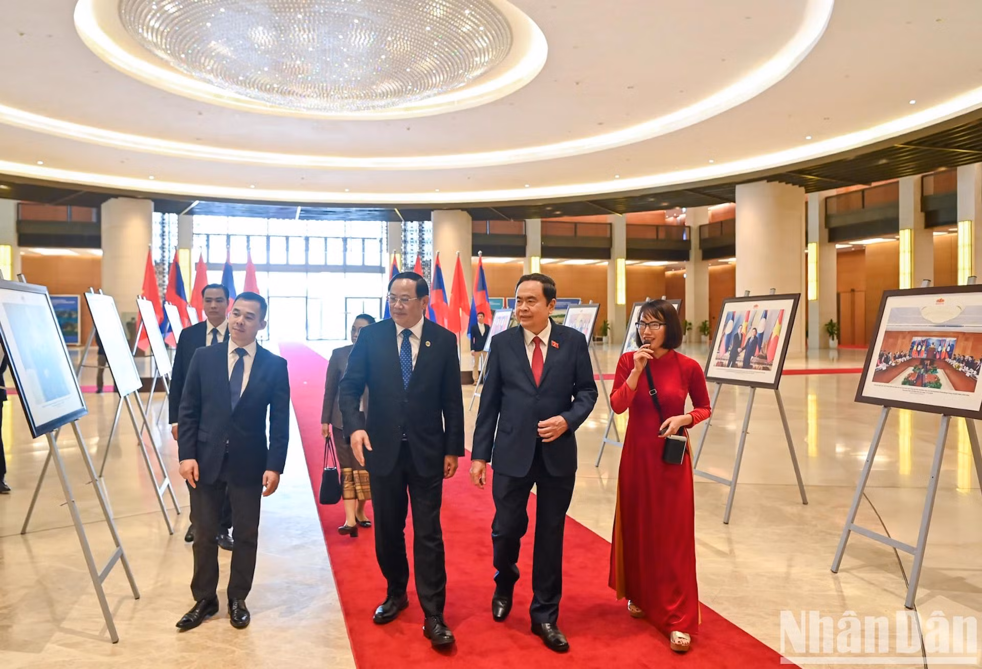 越南国会主席陈青敏与老挝政府总理宋赛·西潘敦共同参观展示越老两国关系的图片展。