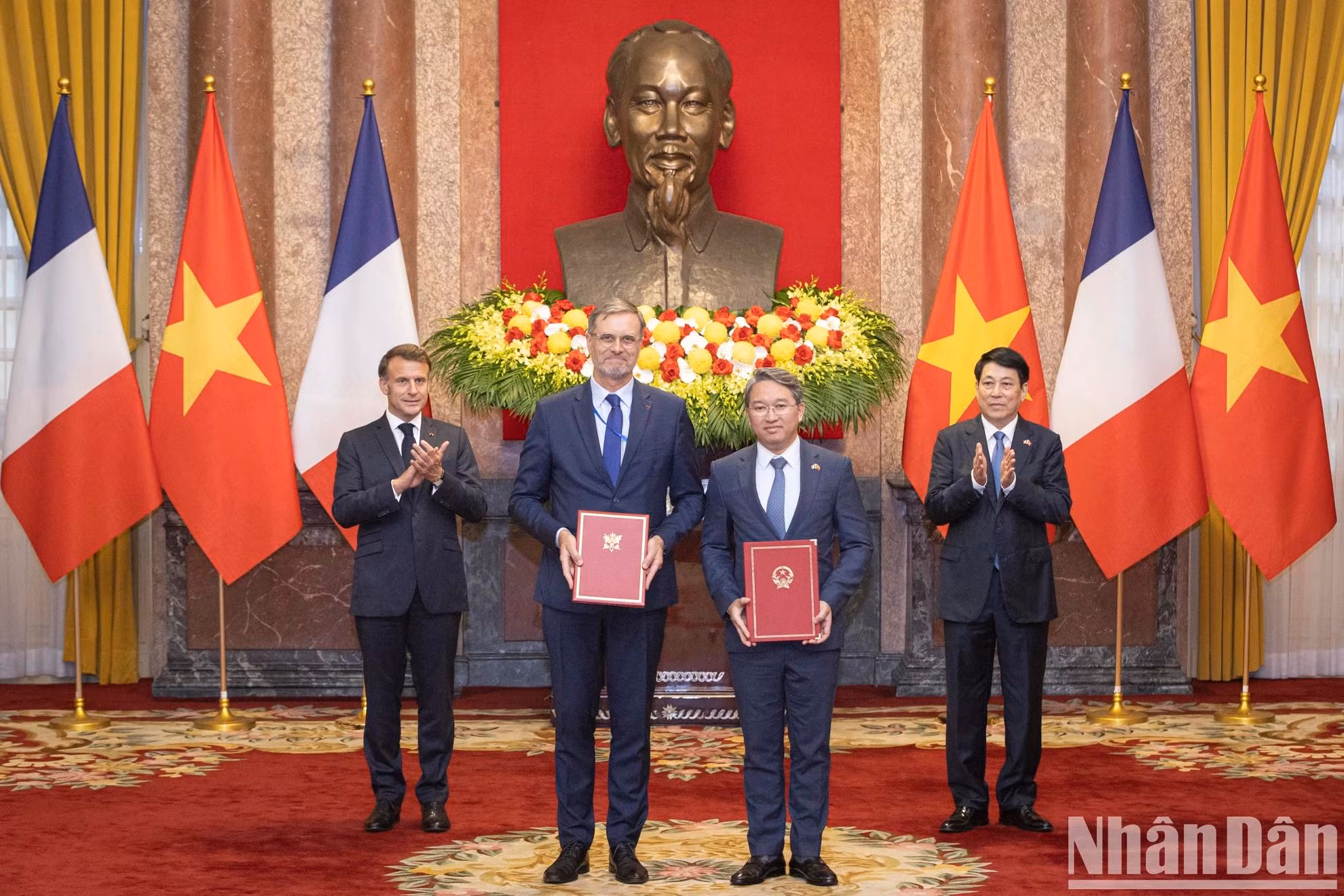 越南司法部长阮海宁与法国驻越南特命全权大使奥利维耶·布罗谢交换越南司法部与法国驻越大使馆的2025—2026年合作计划。