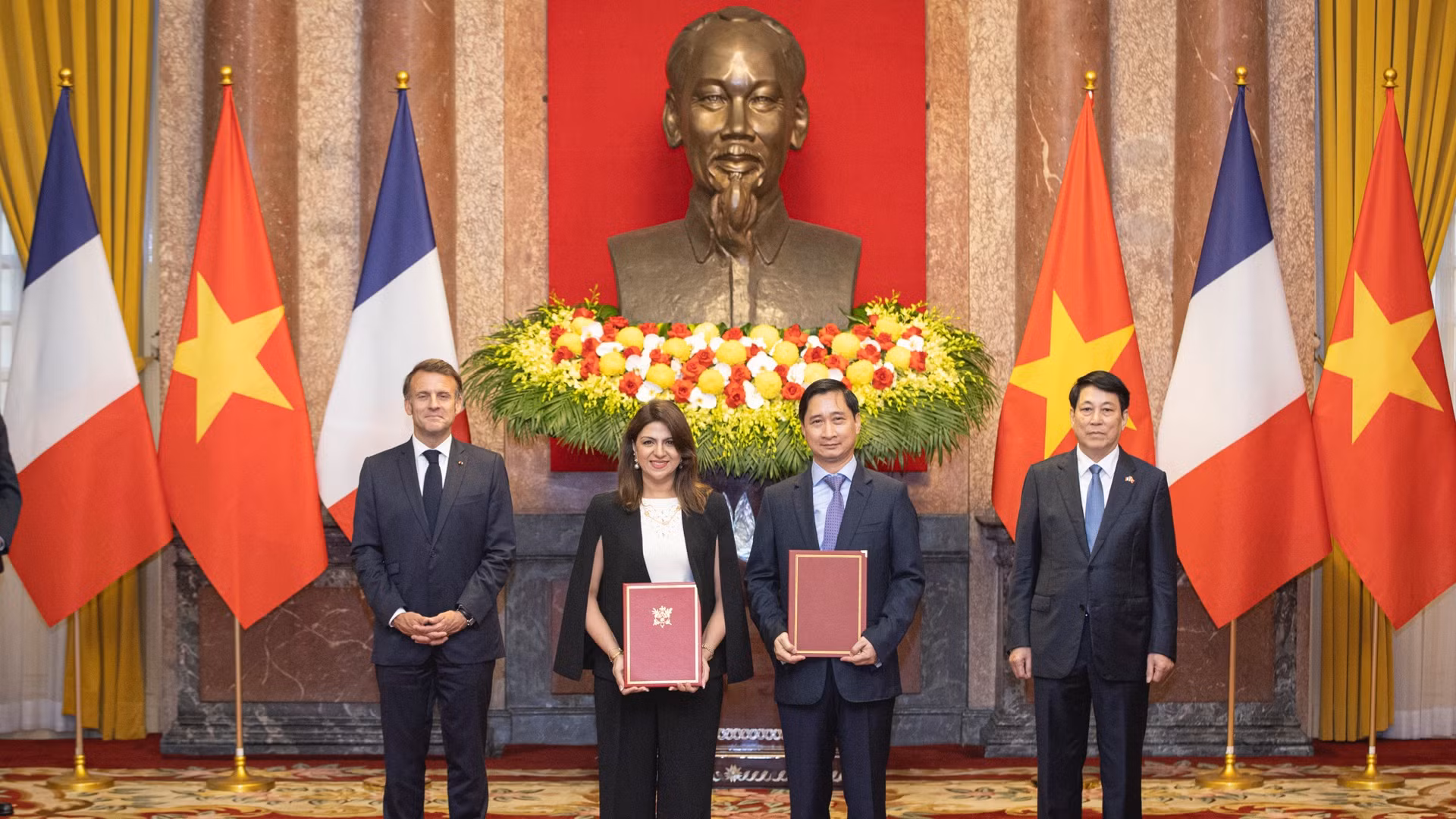  越南国家主席梁强与法国总统埃马纽埃尔·马克龙共同出席并见证越法在多个重要领域的合作文件交换仪式。