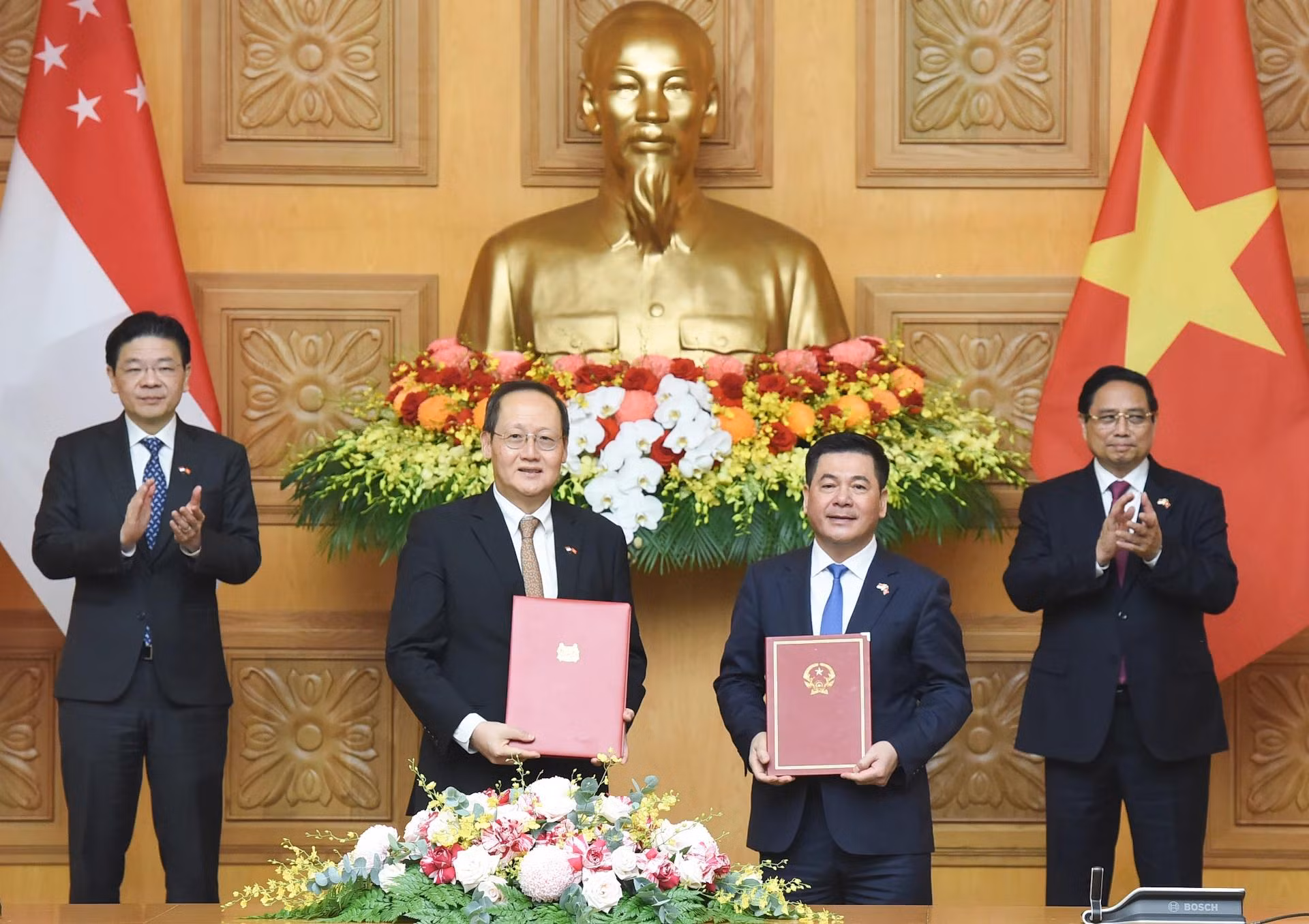 范明正总理与新加坡总理黄循财共同见证两国工贸部关于加强跨境电力贸易合作、推进东盟电网建设的意向书交换仪式。 范明正总理与新加坡总理黄循财共同见证两国工贸部关于加强跨境电力贸易合作、推进东盟电网建设的意向书交换仪式。