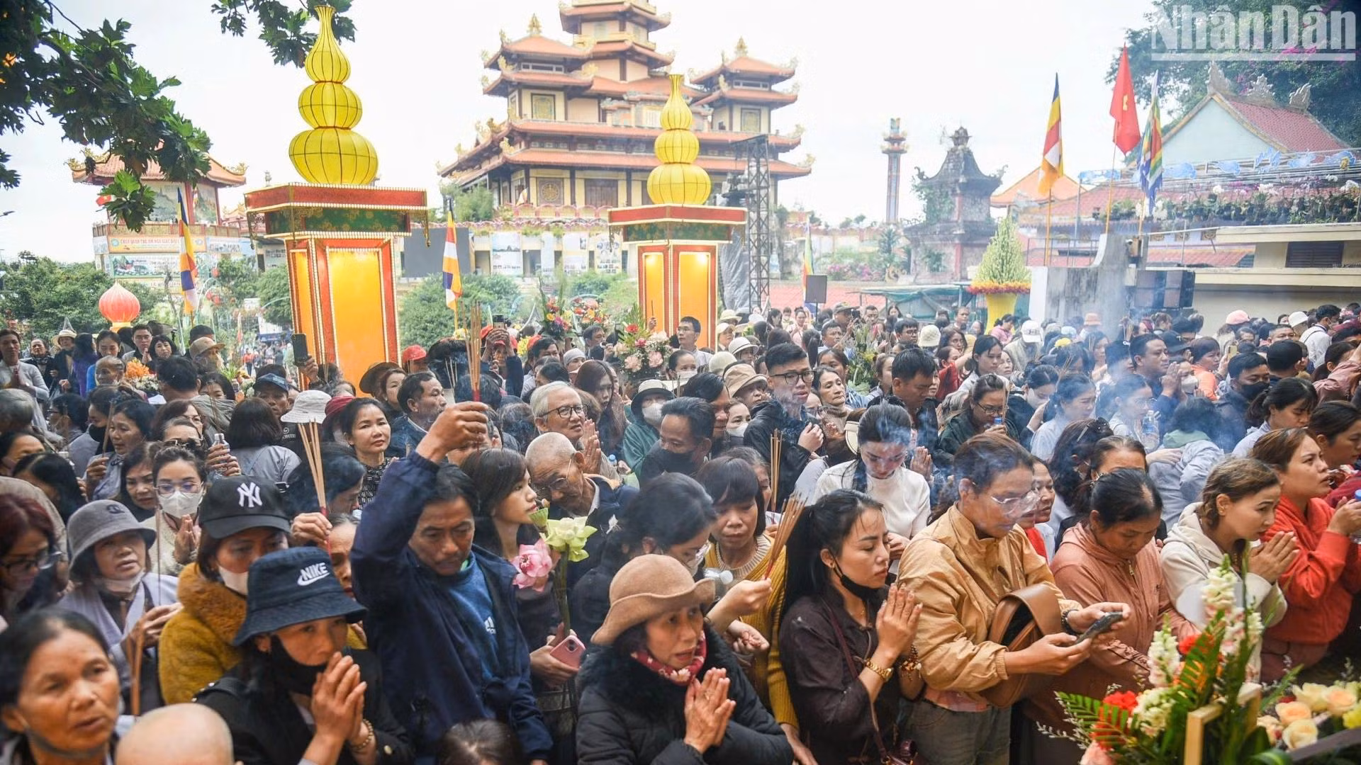 成千上万的佛教信众、居民和游客涌入观世音菩萨寺，参加圣诞法会。