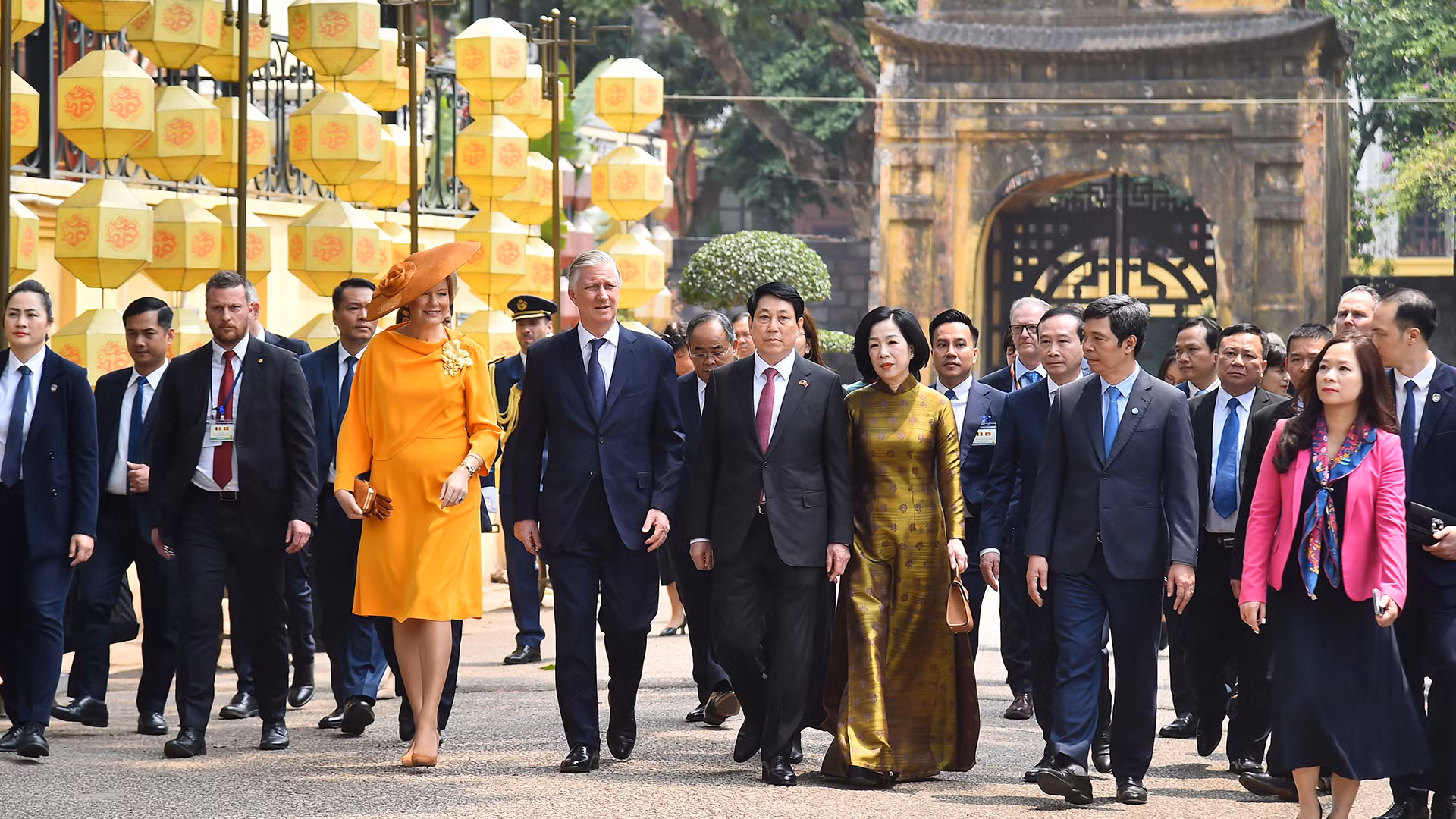越南国家主席梁强和夫人阮氏明月与比利时国王菲利普和王后玛蒂尔德参观升龙皇城。