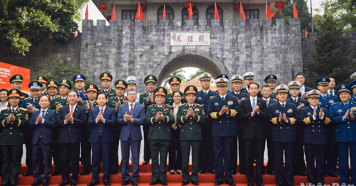 越南国防部长潘文江大将与中国国防部长董军上将以及两国国防部代表团合影。