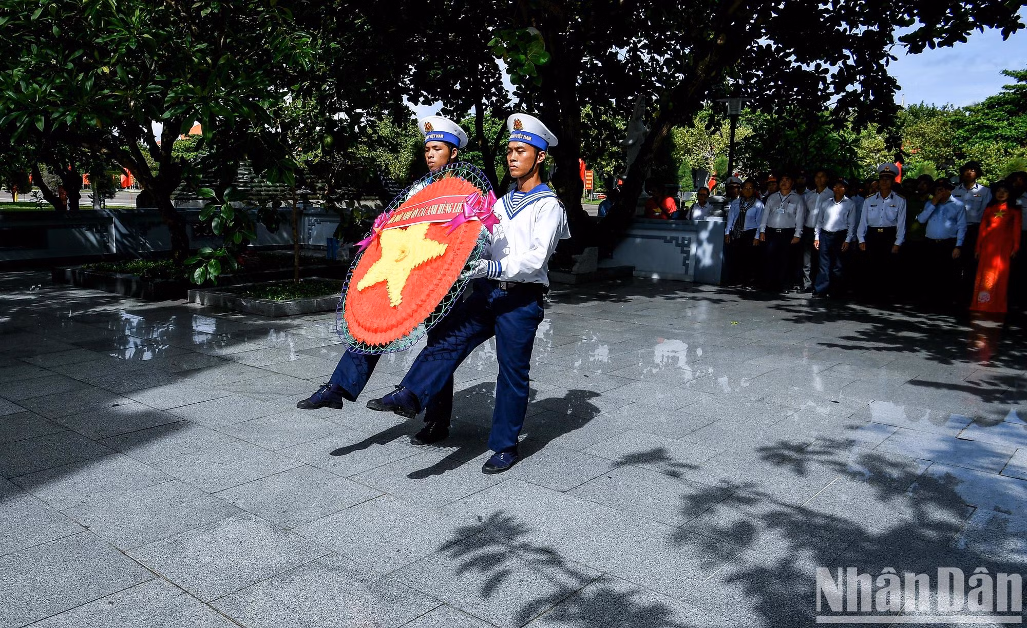升旗仪式结束后，第25号工作团在长沙岛英烈纪念台和胡志明主席纪念堂敬香悼念。
