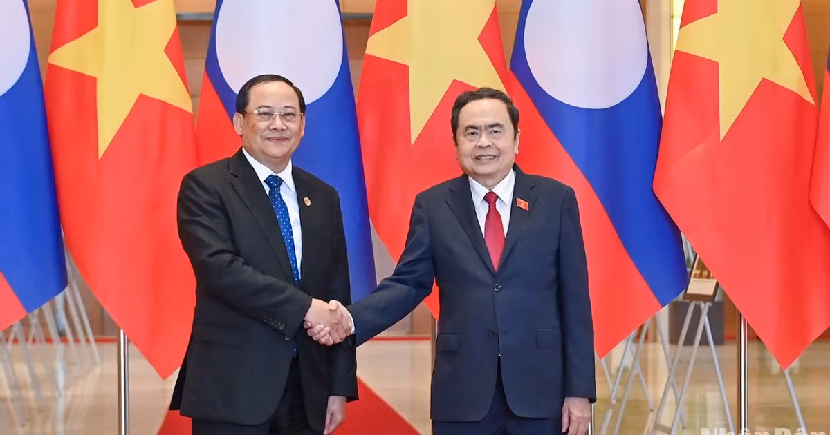  国会主席陈青敏（右）与老挝政府总理宋赛·西潘敦。