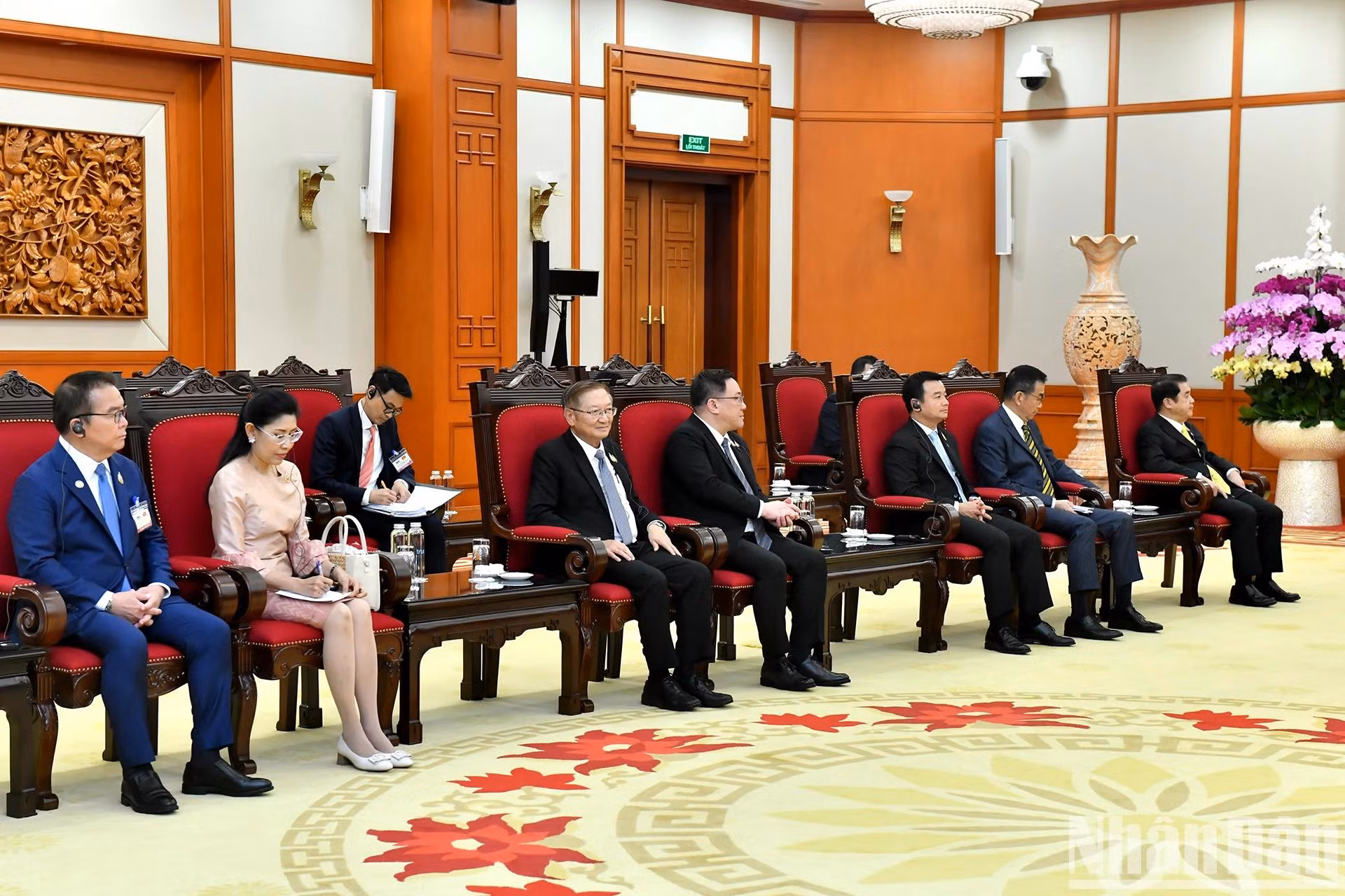 泰国政府代表团陪同佩通坦·西那瓦总理出席会见。