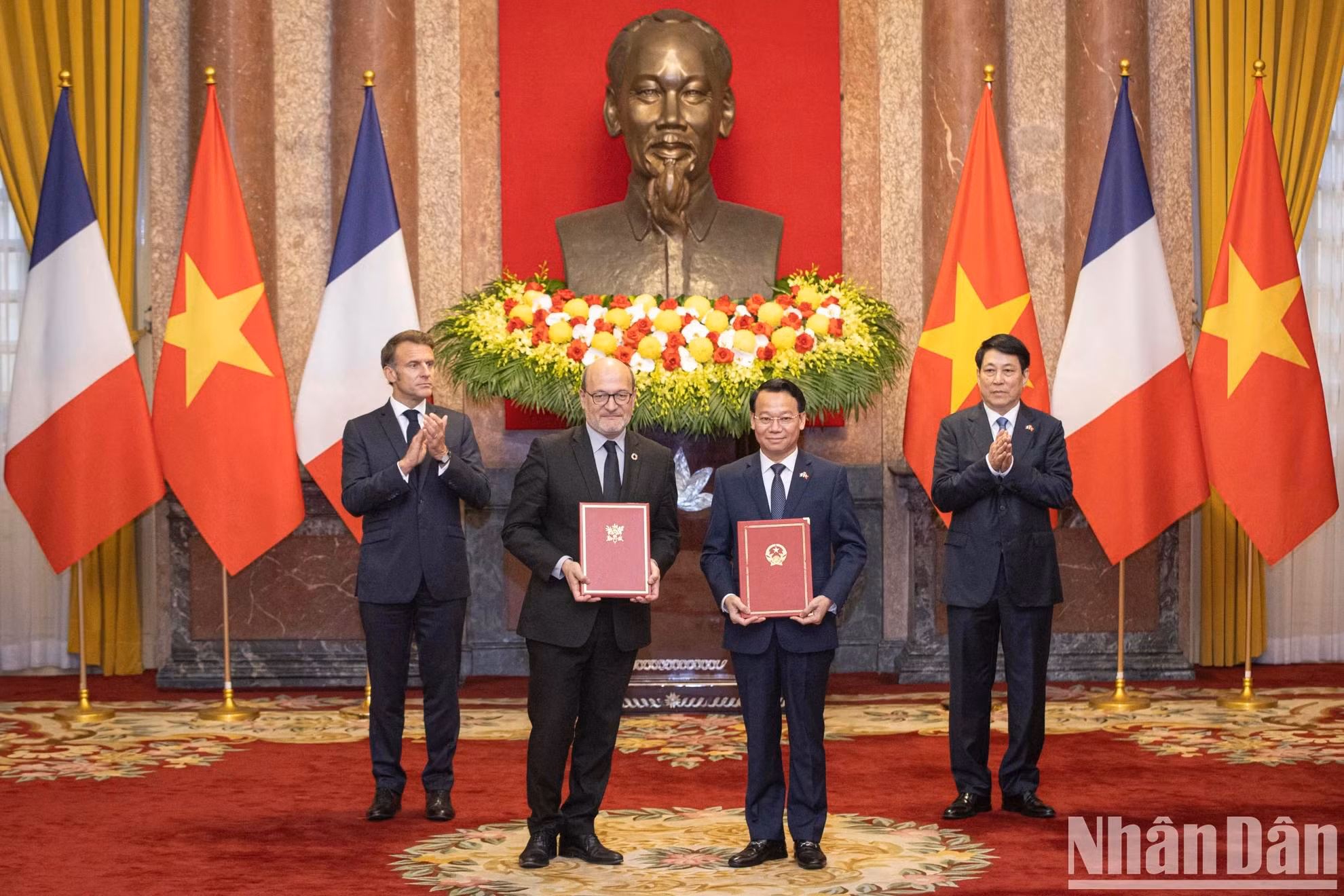 越南农业与环境部长杜德友与法国开发署（AFD）署长何睿欧交换越南农业与环境部与法国开发署2025—2030年在农业与环境领域的合作谅解备忘录。