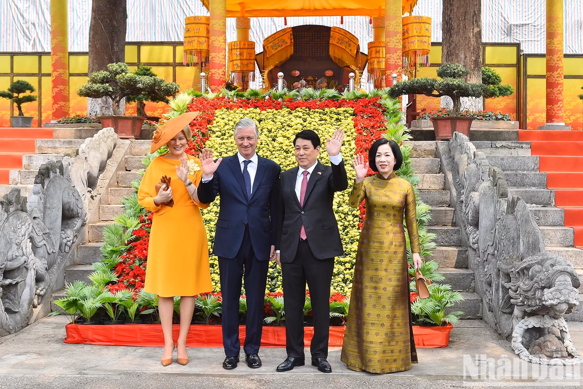 越南国家主席梁强与夫人以及比利时国王菲利普和王后在敬天殿的龙阶梯前合影。