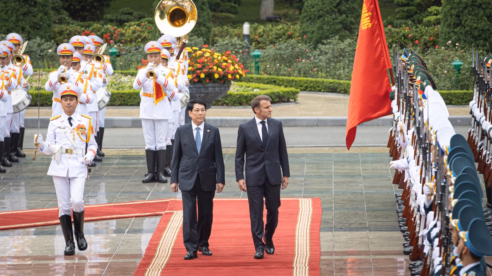 越南国家主席梁强与法国总统埃马纽埃尔·马克龙检阅越南人民军仪仗队。