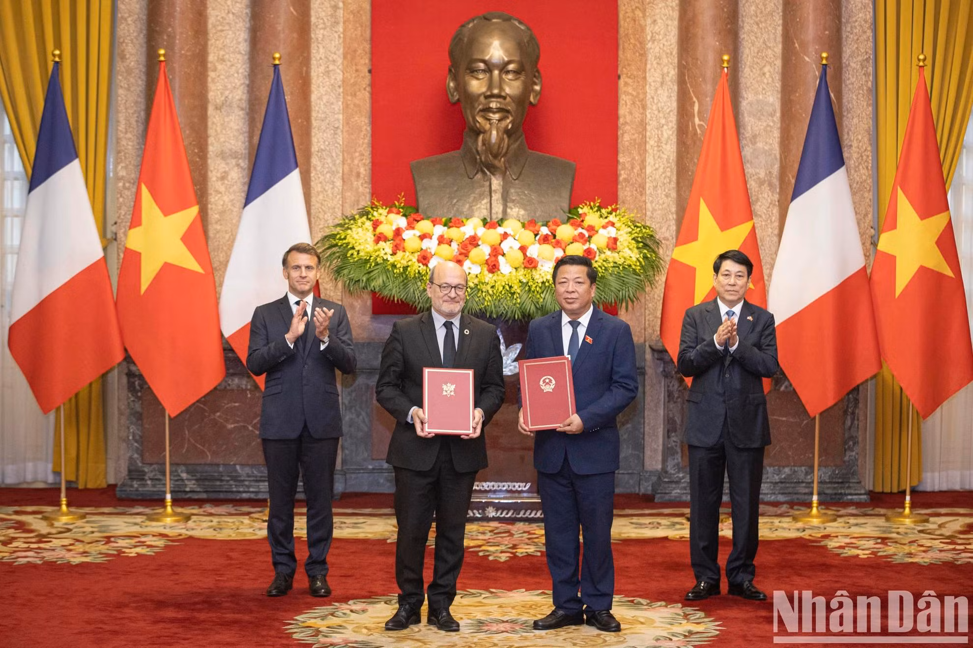 越南建设部长陈鸿明与法国开发署署长何睿欧交换越南建设部与法国交通部在交通运输领域推动合作的意向书。