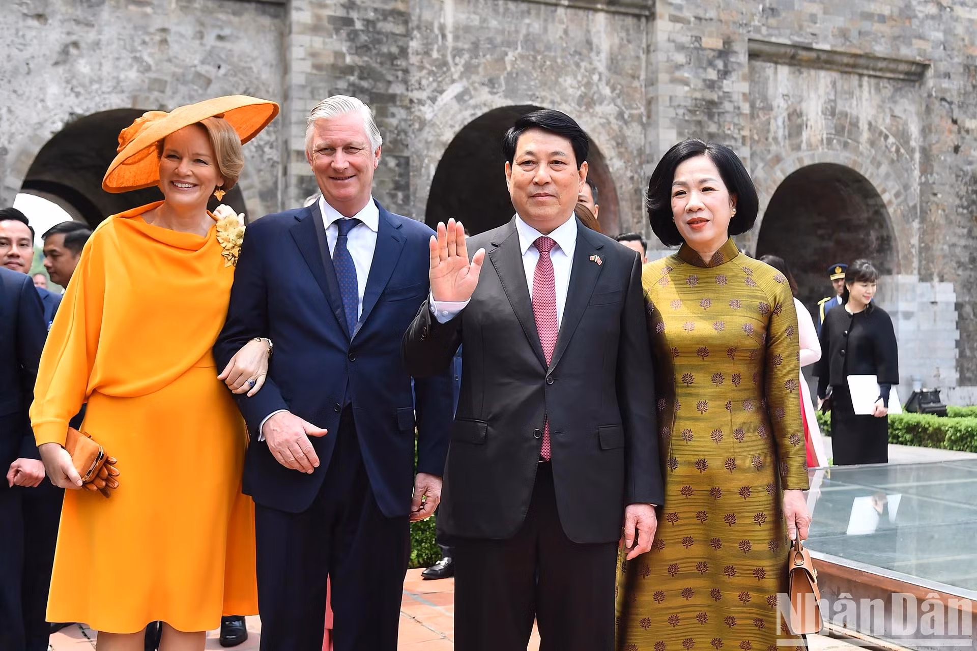 越南国家主席梁强与夫人和比利时国王菲利普及王后参观升龙皇城。
