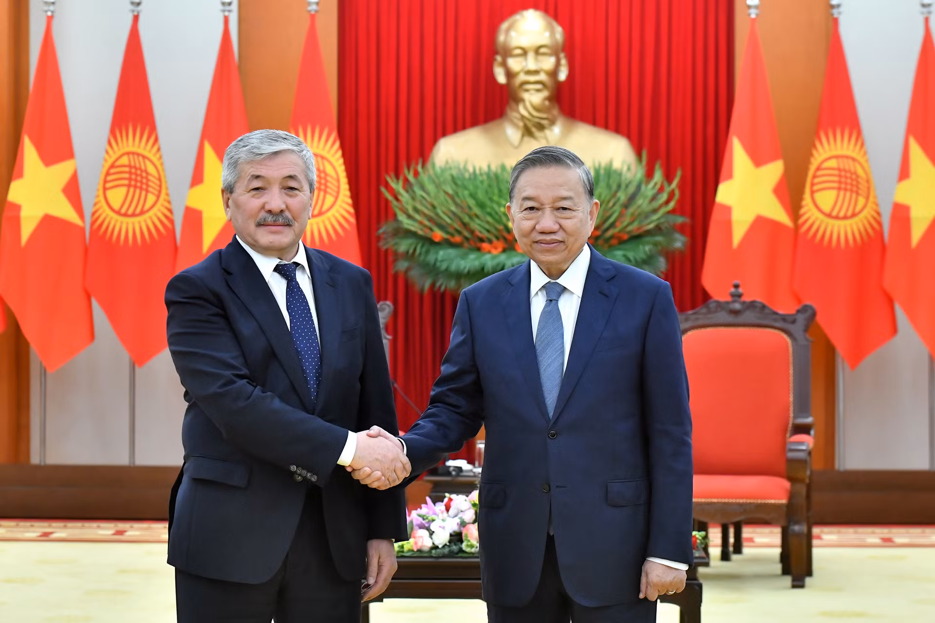越共中央总书记苏林会见吉尔吉斯共和国总理阿德尔别克·卡西马利耶夫【组图】