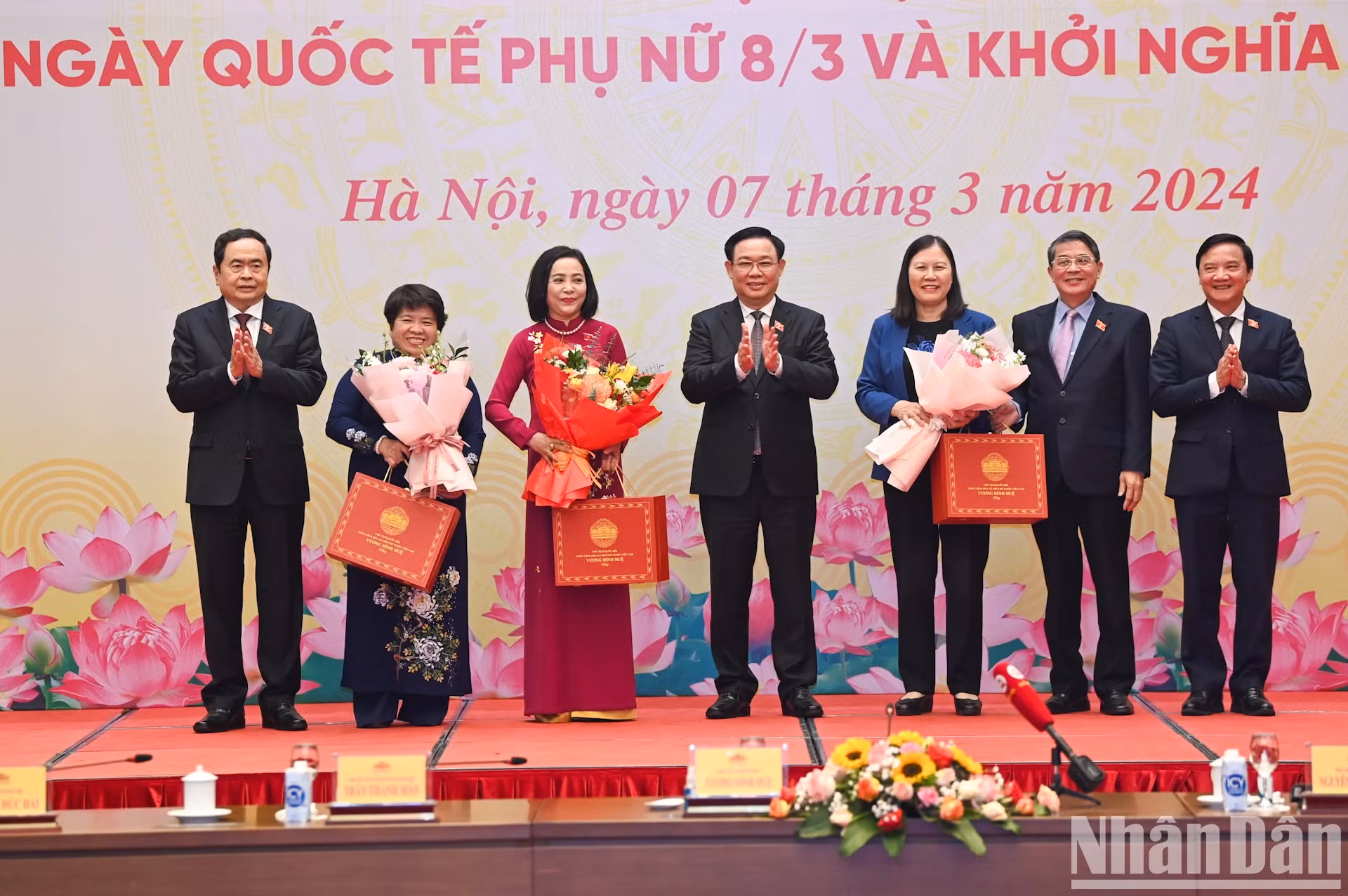 国会主席王廷惠向各位代表送鲜花和礼物。