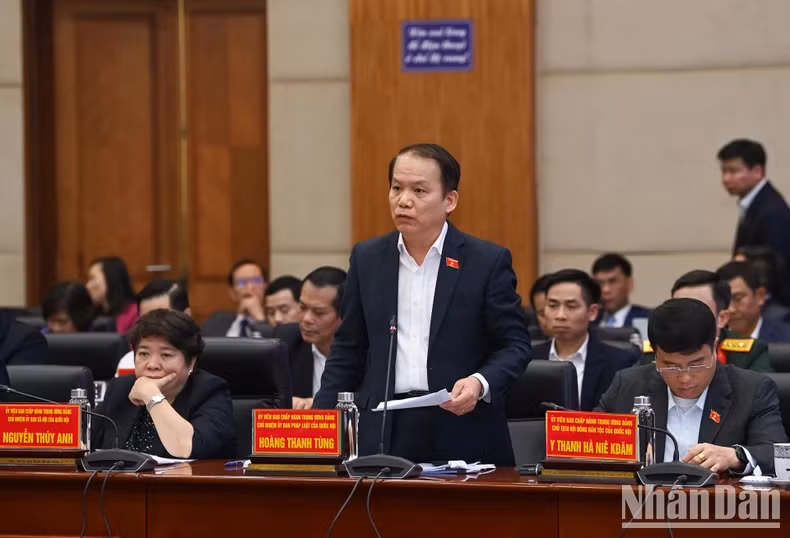 国会法律委员会主任黄青松在会上发表讲话。