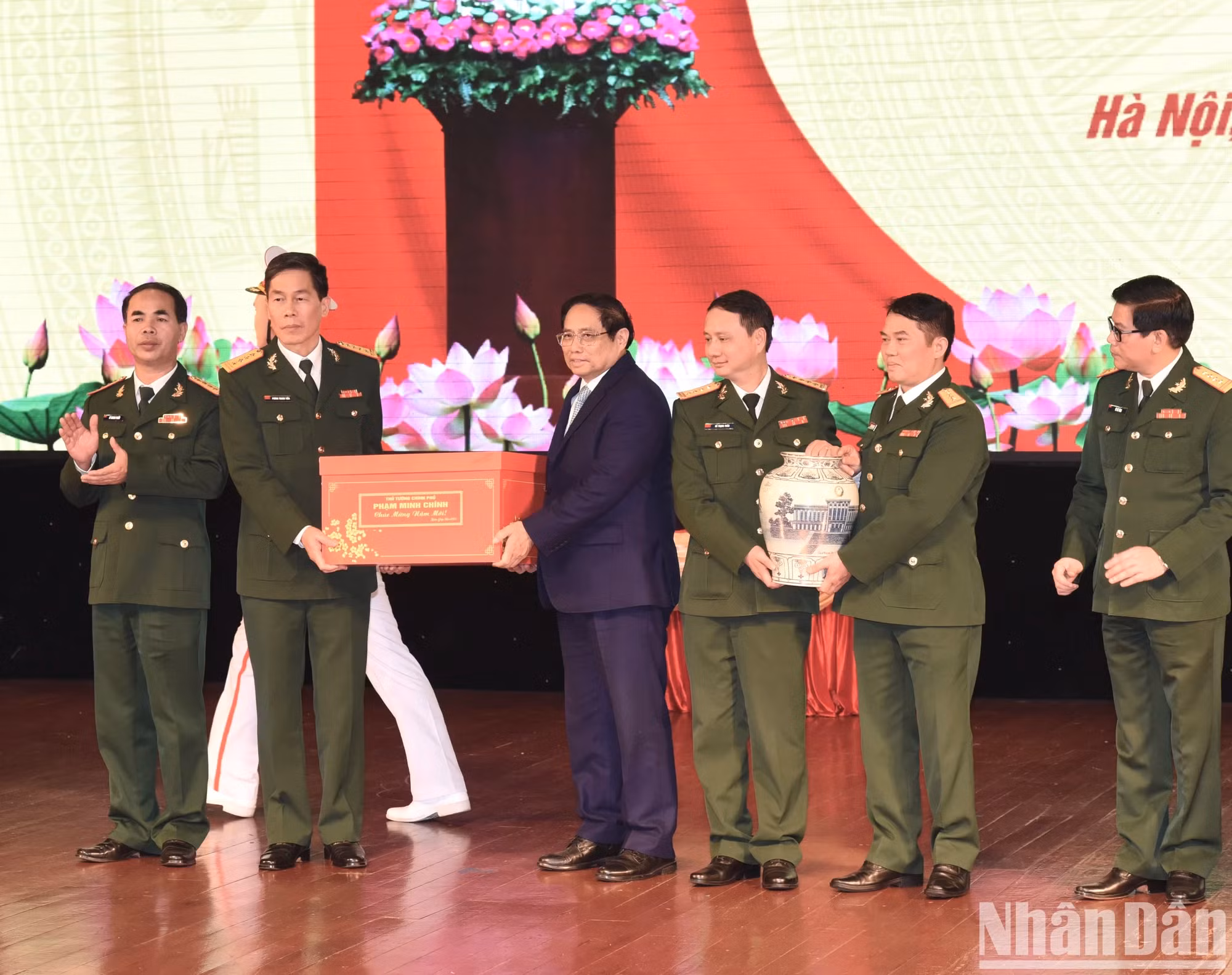 越南政府总理范明正向军队艺术文化大学干部、师生和战士赠送礼物并向他们拜年。 越南政府总理范明正向军队艺术文化大学干部、师生和战士赠送礼物并向他们拜年。