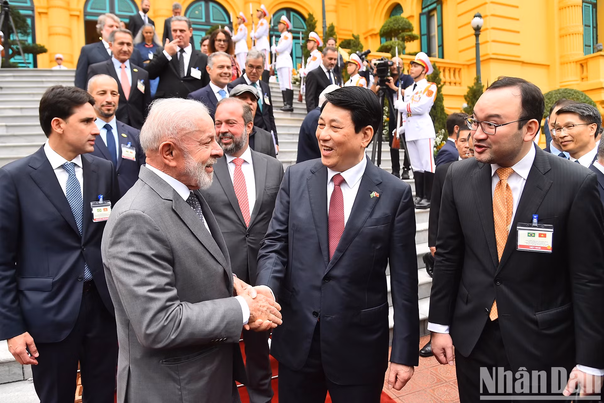 越南国家主席梁强和巴西总统路易斯·伊纳西奥·卢拉·达席尔瓦交谈。 越南国家主席梁强和巴西总统路易斯·伊纳西奥·卢拉·达席尔瓦交谈。