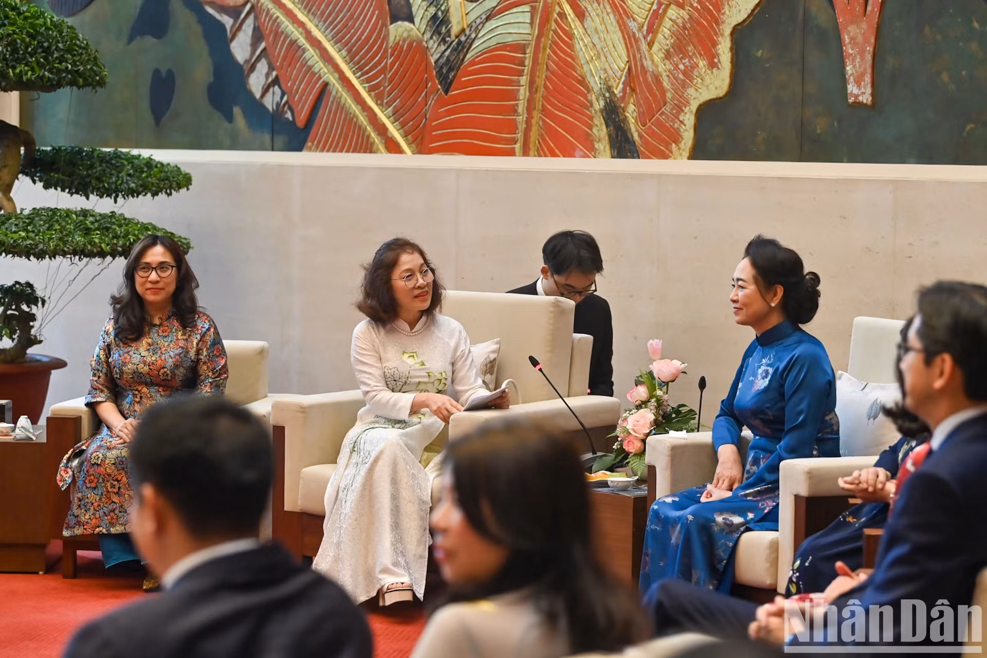 政府副总理兼外交部长裴青山夫人武氏碧玉在活动上发表讲话。 政府副总理兼外交部长裴青山夫人武氏碧玉在活动上发表讲话。