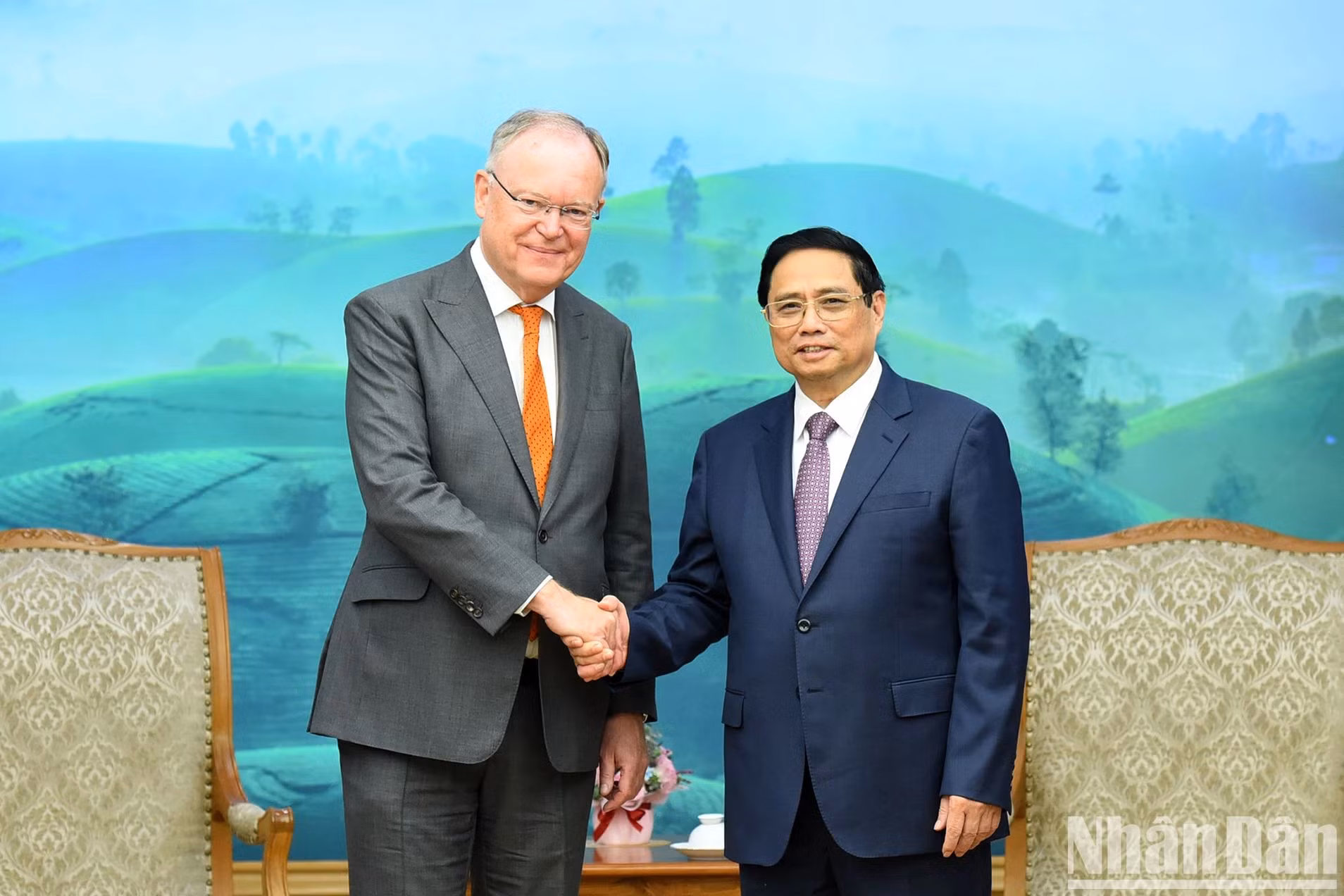 越南政府总理范明正欢迎德国下萨克森州州长斯特凡·魏尔。（陈海 摄）