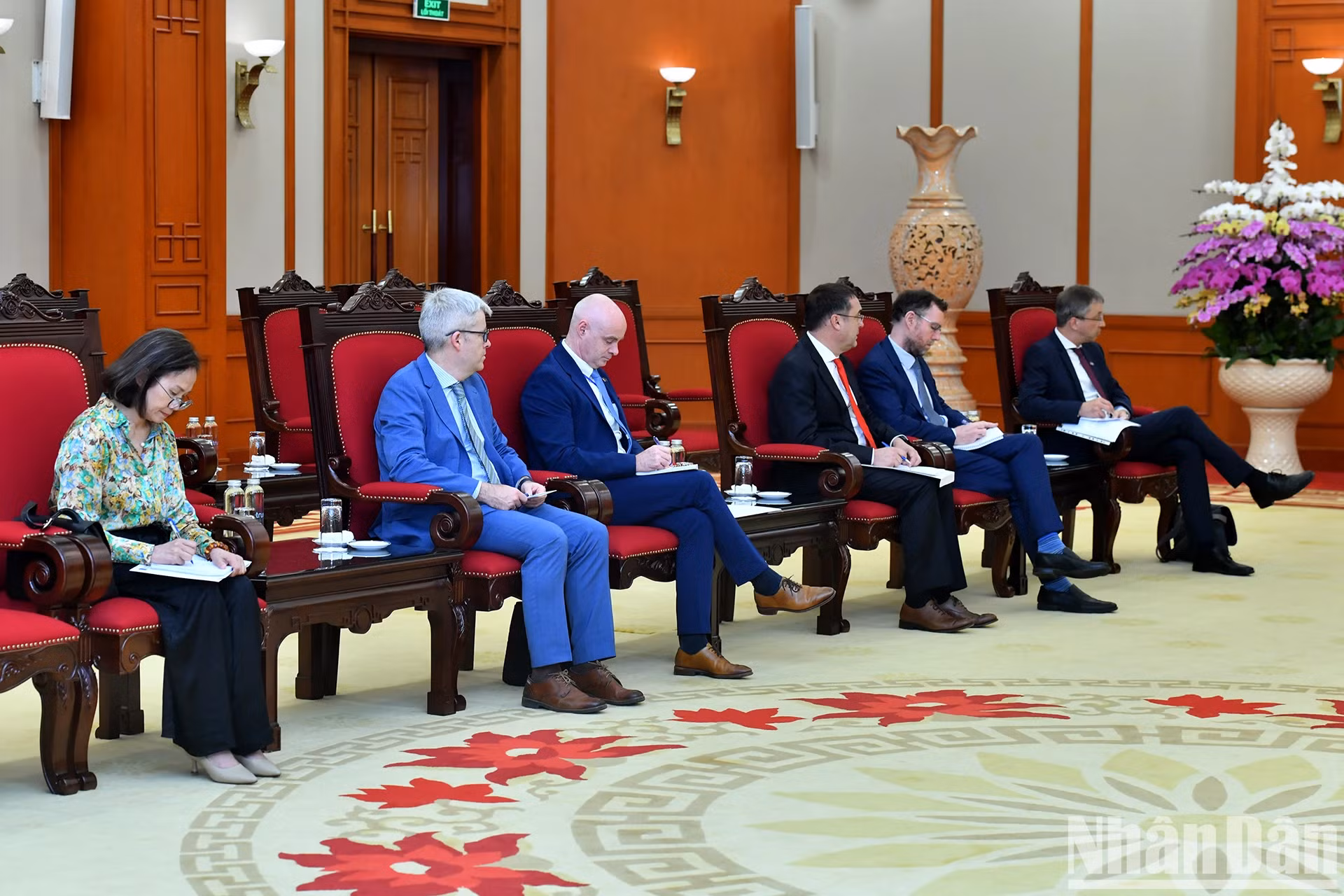 出席会见的欧盟代表团成员。