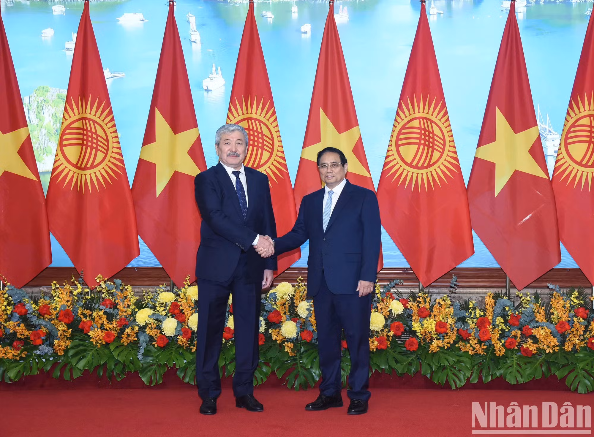 越南政府总理范明正与吉尔吉斯斯坦总理阿德尔别克·卡西马利耶夫。