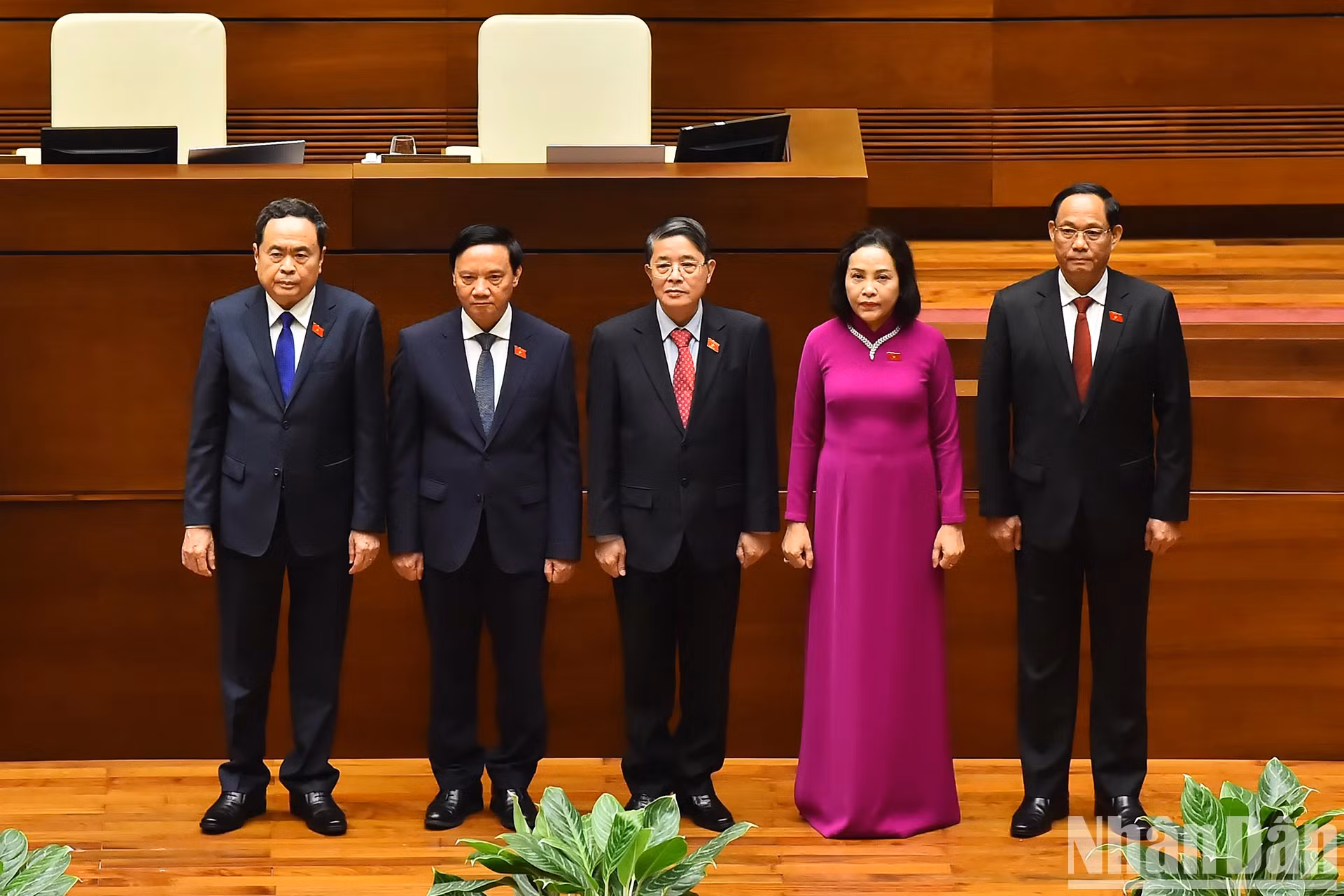 国会主席陈青敏和各位国会副主席见证国家主席梁强宣誓就职仪式。