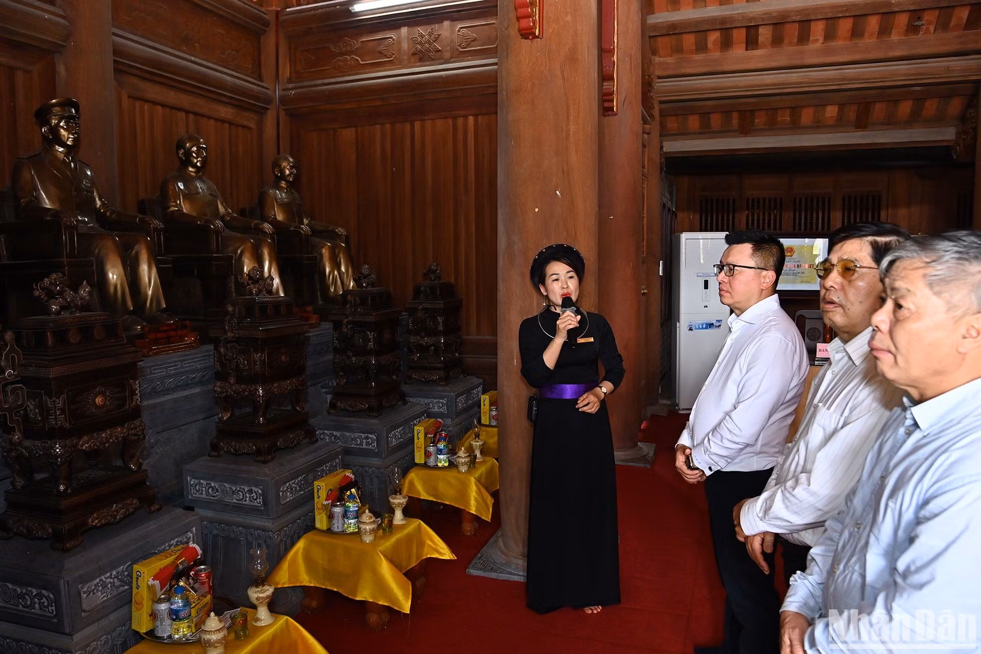 《人民报》社代表团在新潮国家级特殊历史遗迹区倾听有关各位革命先辈的人生事业。 《人民报》社代表团在新潮国家级特殊历史遗迹区倾听有关各位革命先辈的人生事业。