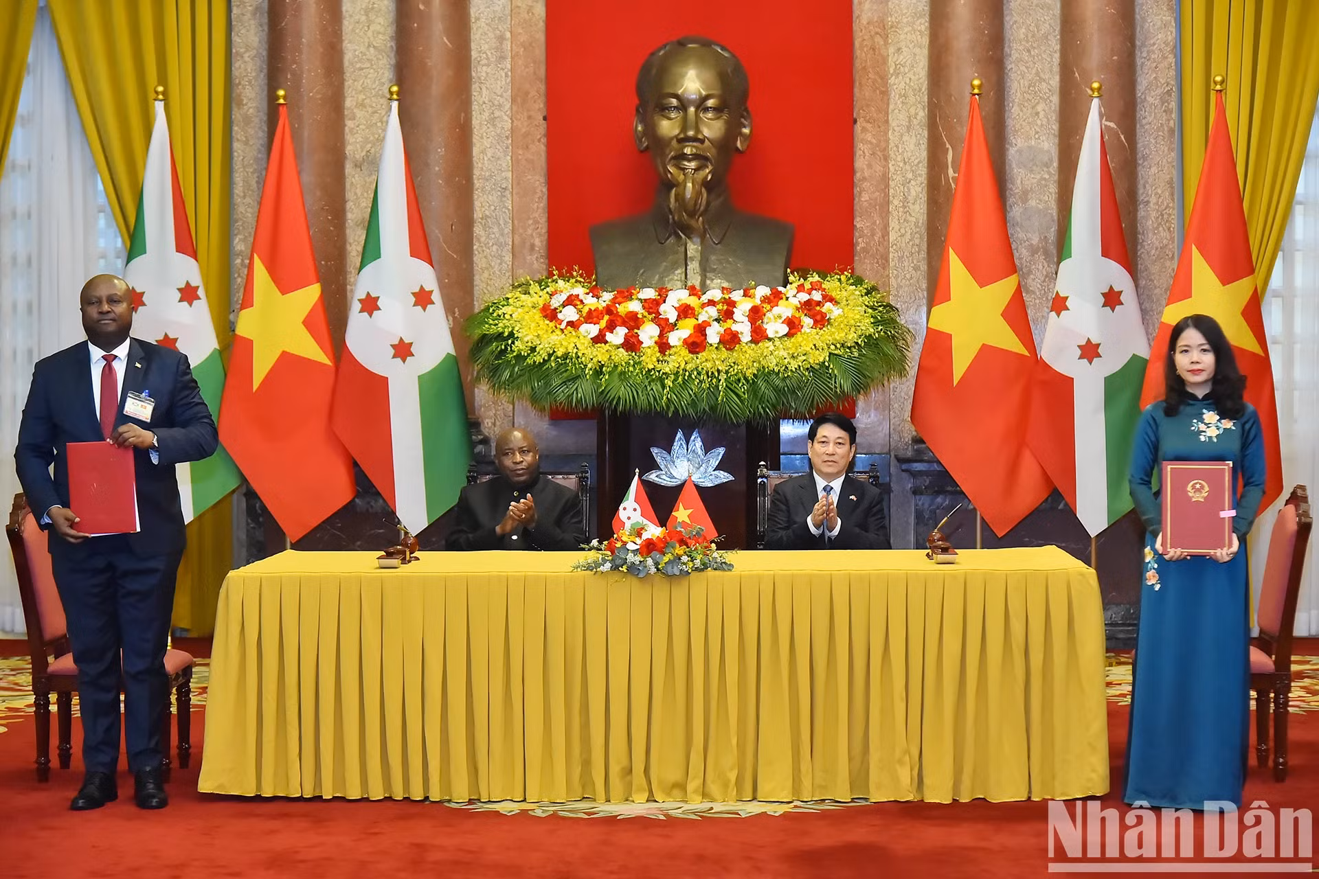 越南国家主席梁强和布隆迪总统埃瓦里斯特·恩达伊施米耶见证越南外交部和布隆迪外交与发展合作部政治磋商与外交合作谅解备忘录签字仪式。