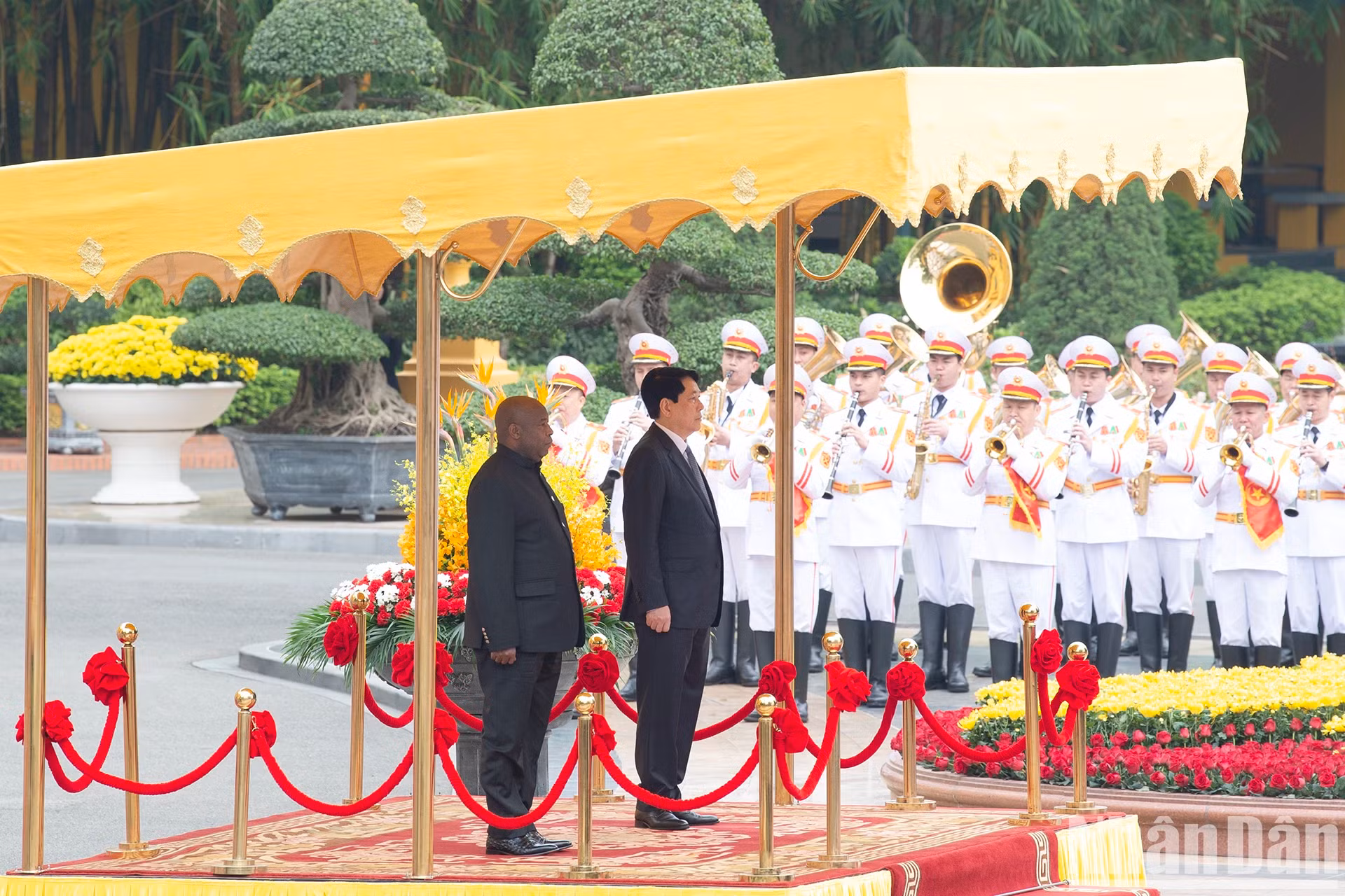 越南国家主席梁强和布隆迪总统埃瓦里斯特·恩达伊施米耶登上检阅台，军乐队奏响两国国歌。