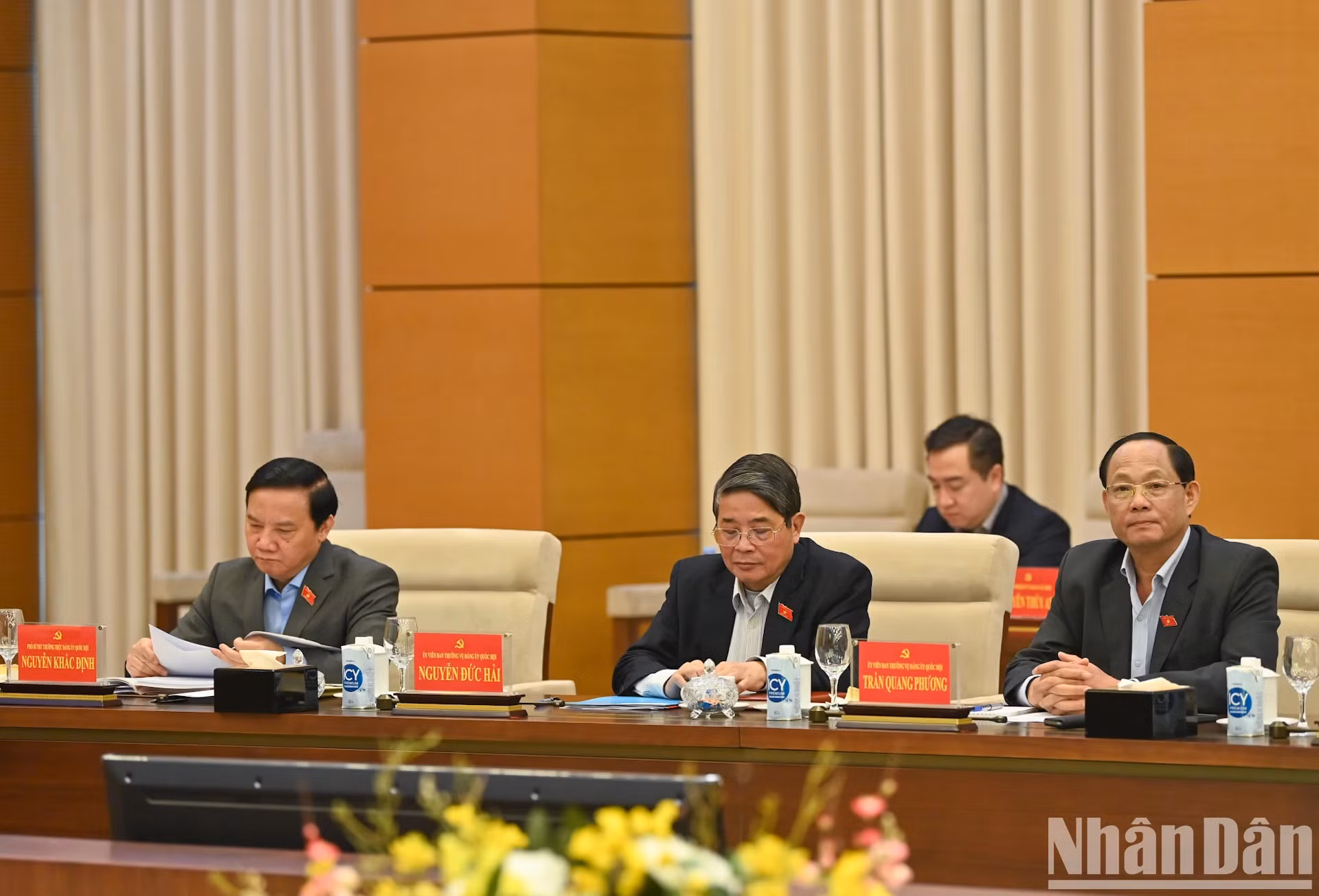 国会党委常务副书记、国会副主席阮克定和国会党委常委会委员、国会副主席等代表与会。 国会党委常务副书记、国会副主席阮克定和国会党委常委会委员、国会副主席等代表与会。
