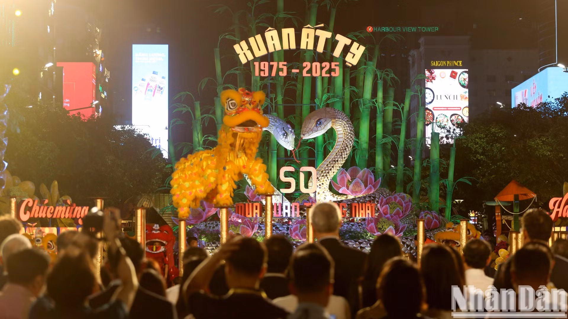 众多民众参观2025乙巳年春节阮惠花街【组图】