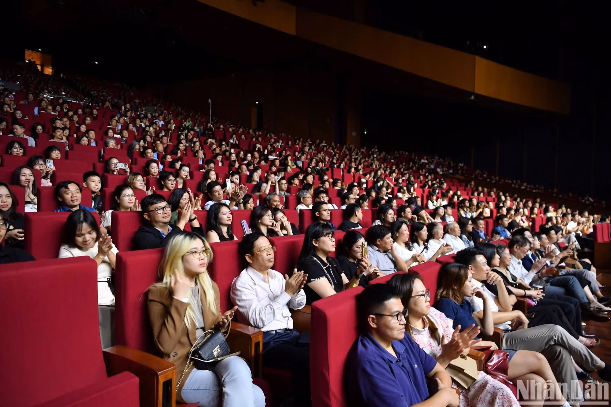 观众在国家会议中心欣赏《古典辣妹》的表演。 观众在国家会议中心欣赏《古典辣妹》的表演。