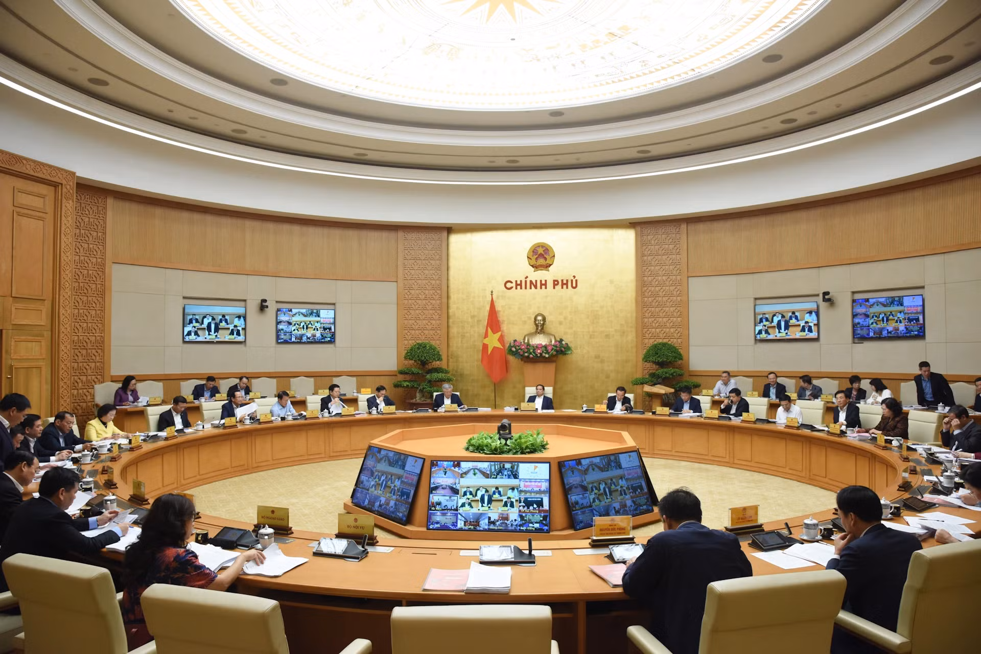 2025年3月政府例行会议场景。